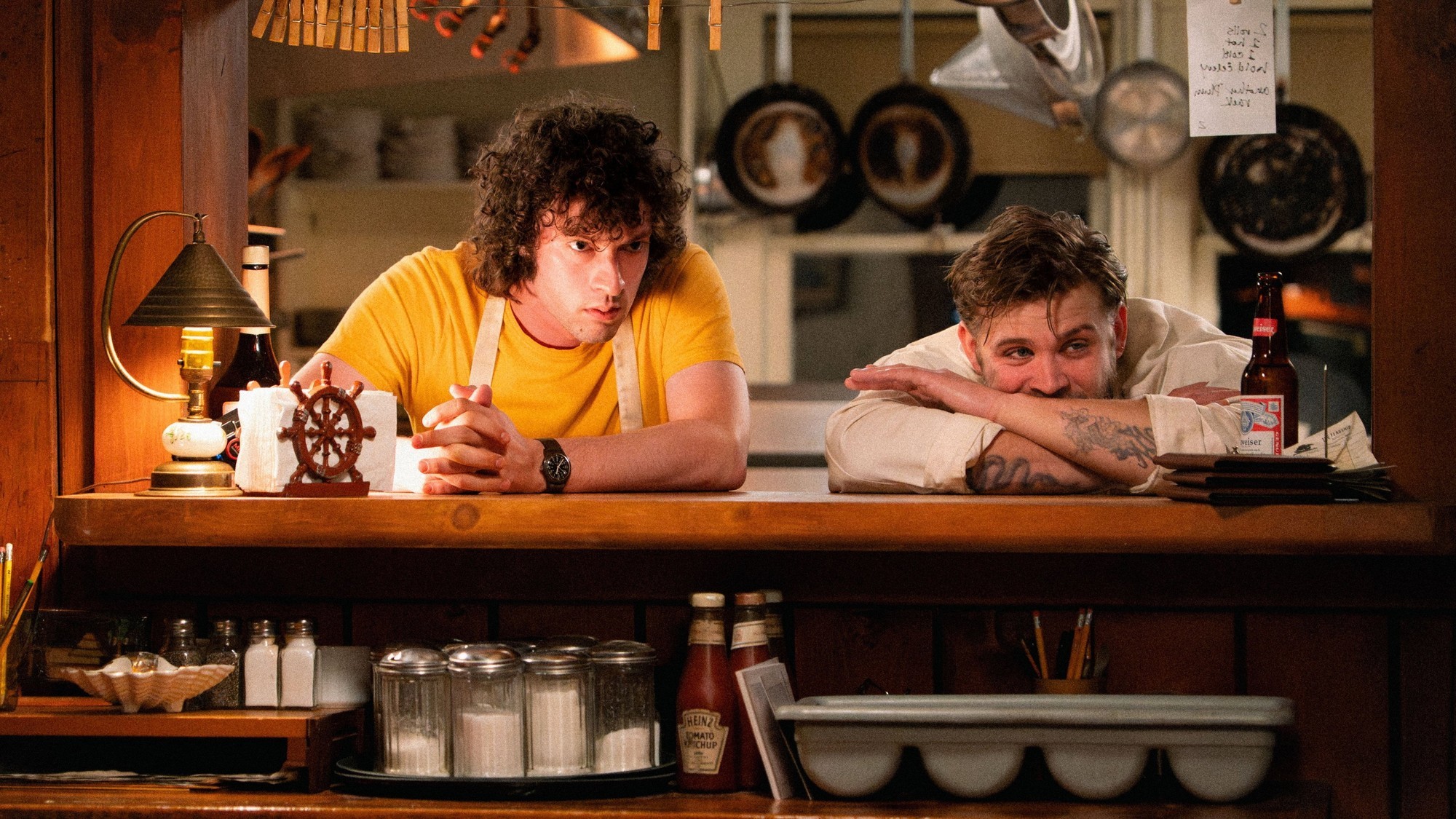Dominic Sessa se transforma en Anthony Bourdain: "Tony", el biopic de A24 que divide a la crítica y llega a cines el 7 de agosto