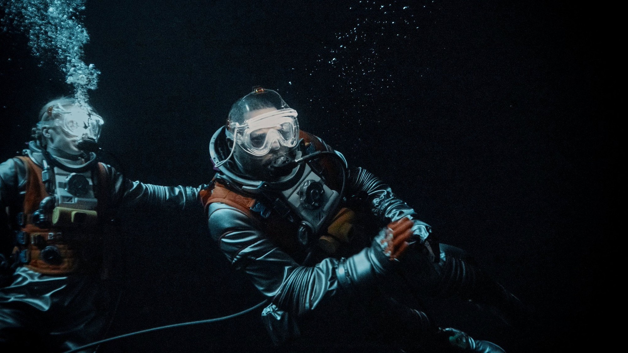 Above the Below: Idris Elba, atrapado bajo el mar en el tráiler