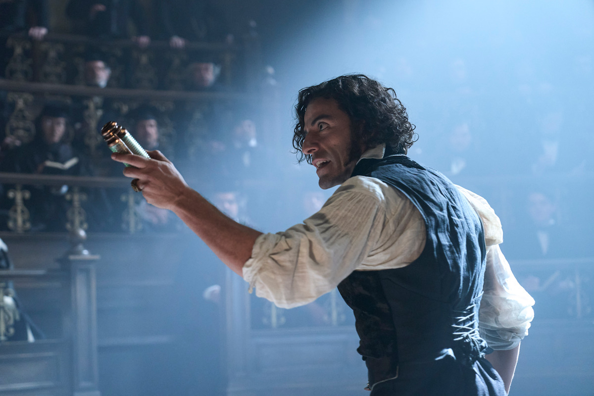 Oscar Isaac como Victor Frankenstein presentando su experimento ante un auditorio en Frankenstein de Guillermo del Toro