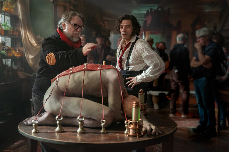 Guillermo del Toro da indicaciones a Oscar Isaac en el set de Frankenstein, producción de Netflix