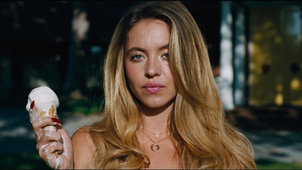 Sydney Sweeney como Cassie en Euphoria temporada 3, en una imagen que adelanta su trama con OnlyFans y su relación con Nate