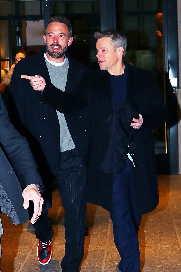 Matt Damon y Ben Affleck riendo juntos en un evento nocturno en Nueva York, reflejo de su histórica colaboración en el cine policial y de género