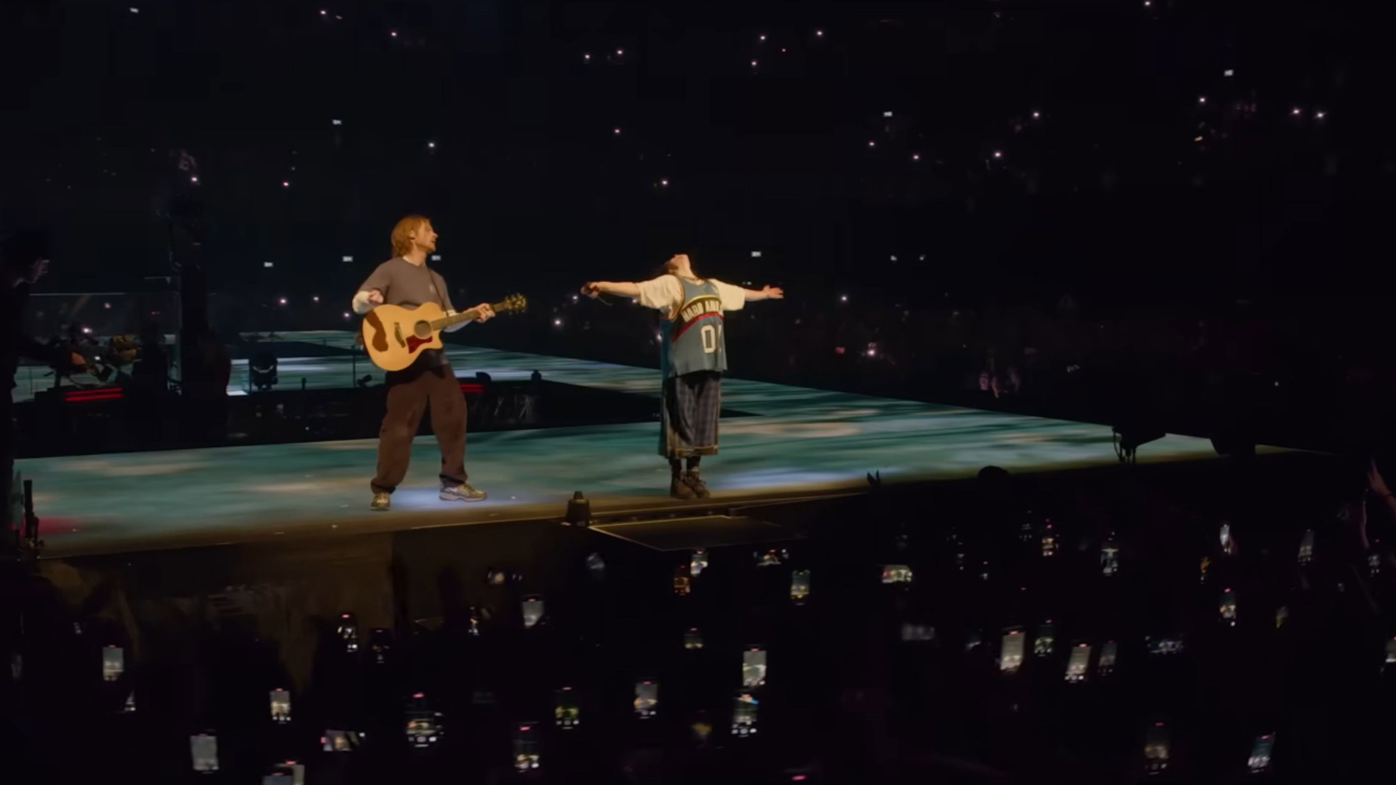 Billie Eilish en el escenario durante la gira Hit Me Hard and Soft