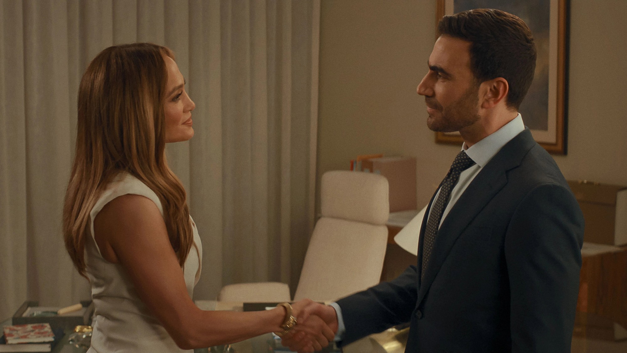 Escena de Office Romance con Jennifer Lopez y Brett Goldstein