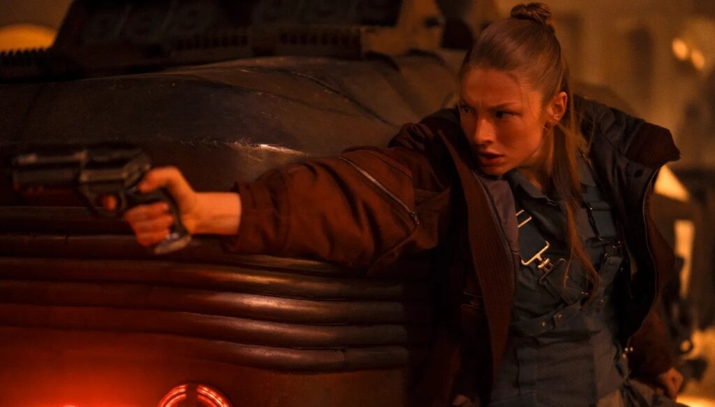 Escena de Blade Runner 2099 - Michelle Yeoh y Hunter Schafer en el futuro distópico de Los Ángeles