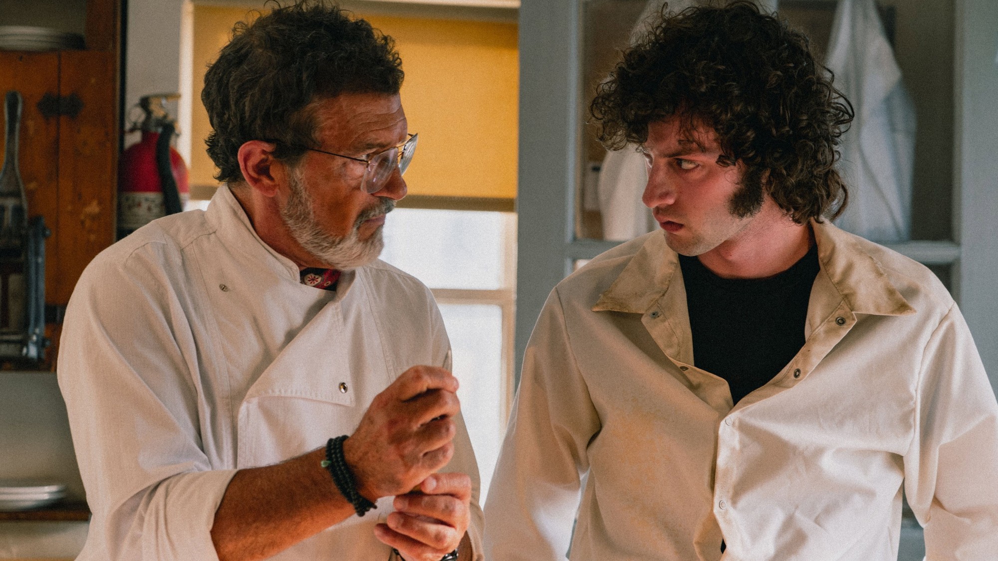 Escena de Tony, biopic de Anthony Bourdain