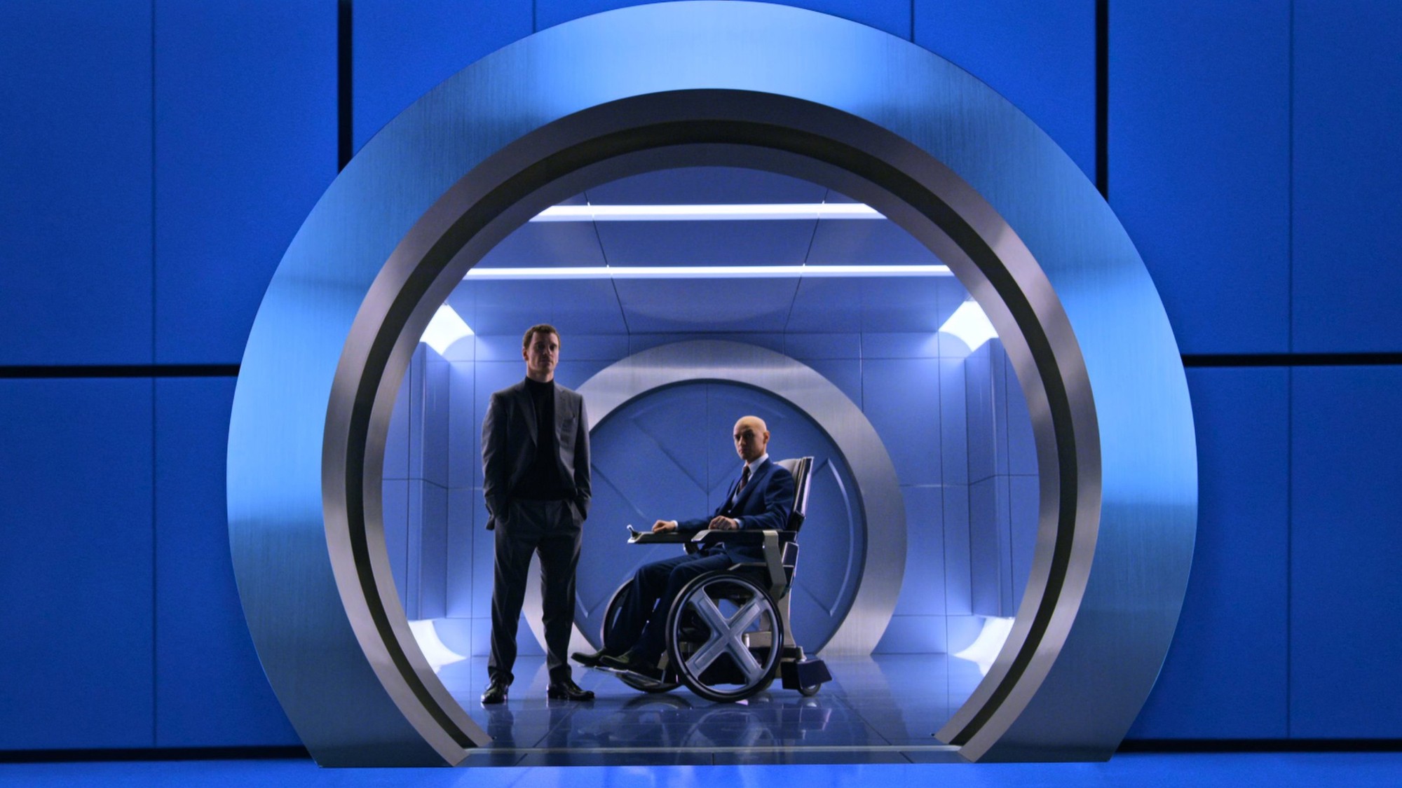 James McAvoy como Charles Xavier, en silla de ruedas dentro de la cámara circular de Cerebro, junto a Michael Fassbender de pie, en 'X-Men: Apocalipsis' (2016)