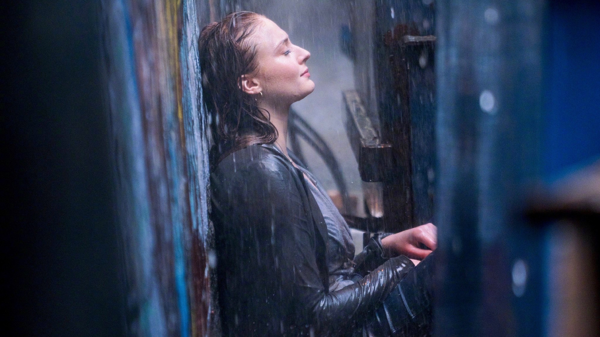 Sophie Turner como Jean Grey, de perfil y bajo la lluvia en una calle nocturna, en 'Dark Phoenix' (2019)