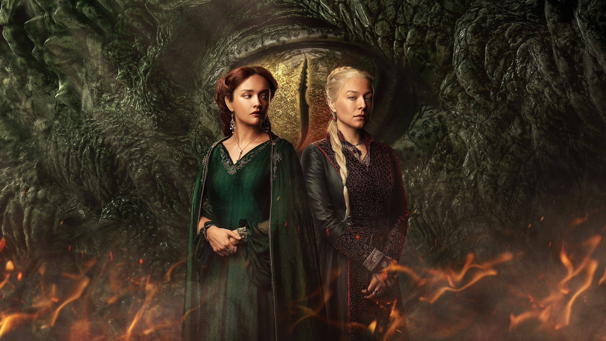 Alicent Hightower con vestido verde y Rhaenyra Targaryen de pie, una junto a la otra, frente a la cabeza de un dragón y con llamas en primer plano