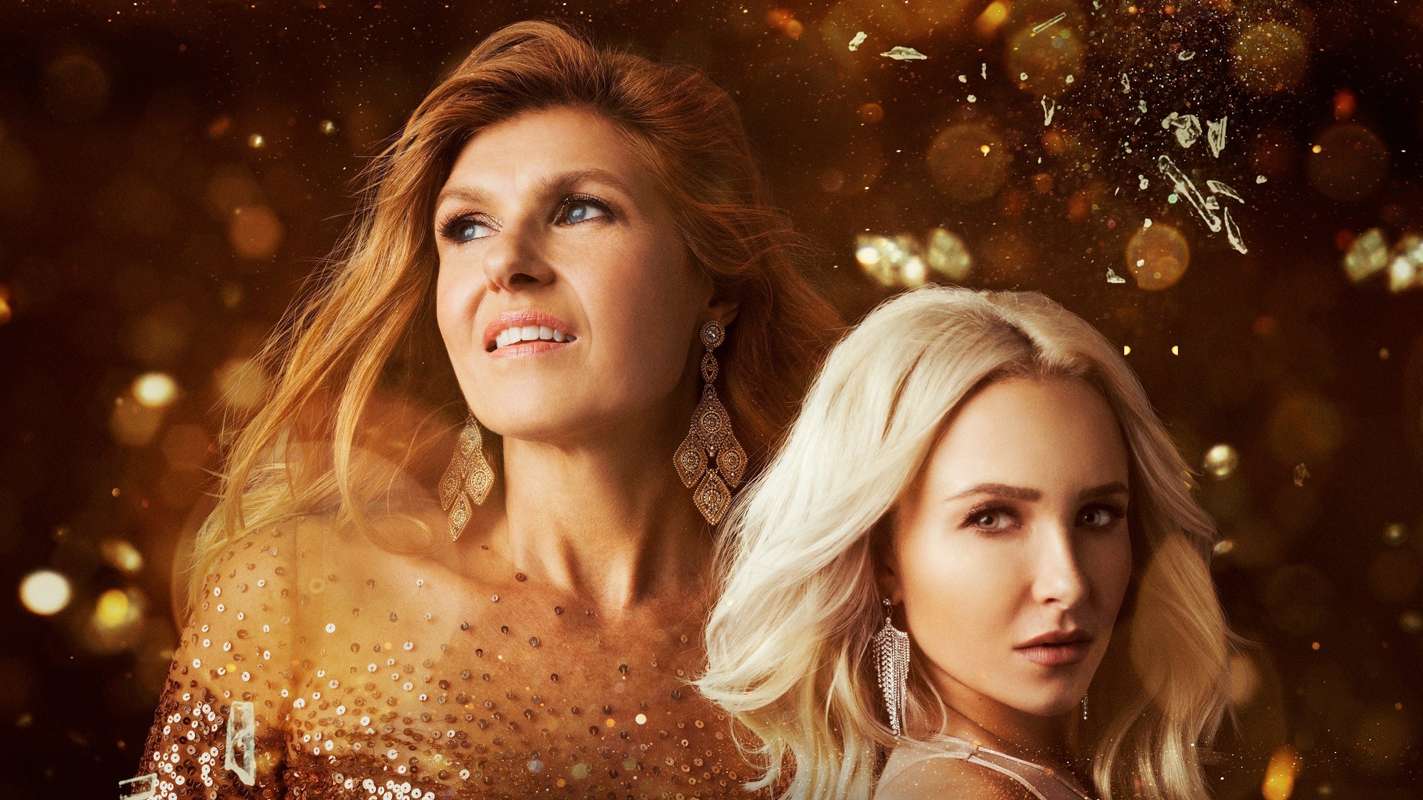 Hayden Panettiere junto a Connie Britton en una imagen promocional dorada de la serie Nashville