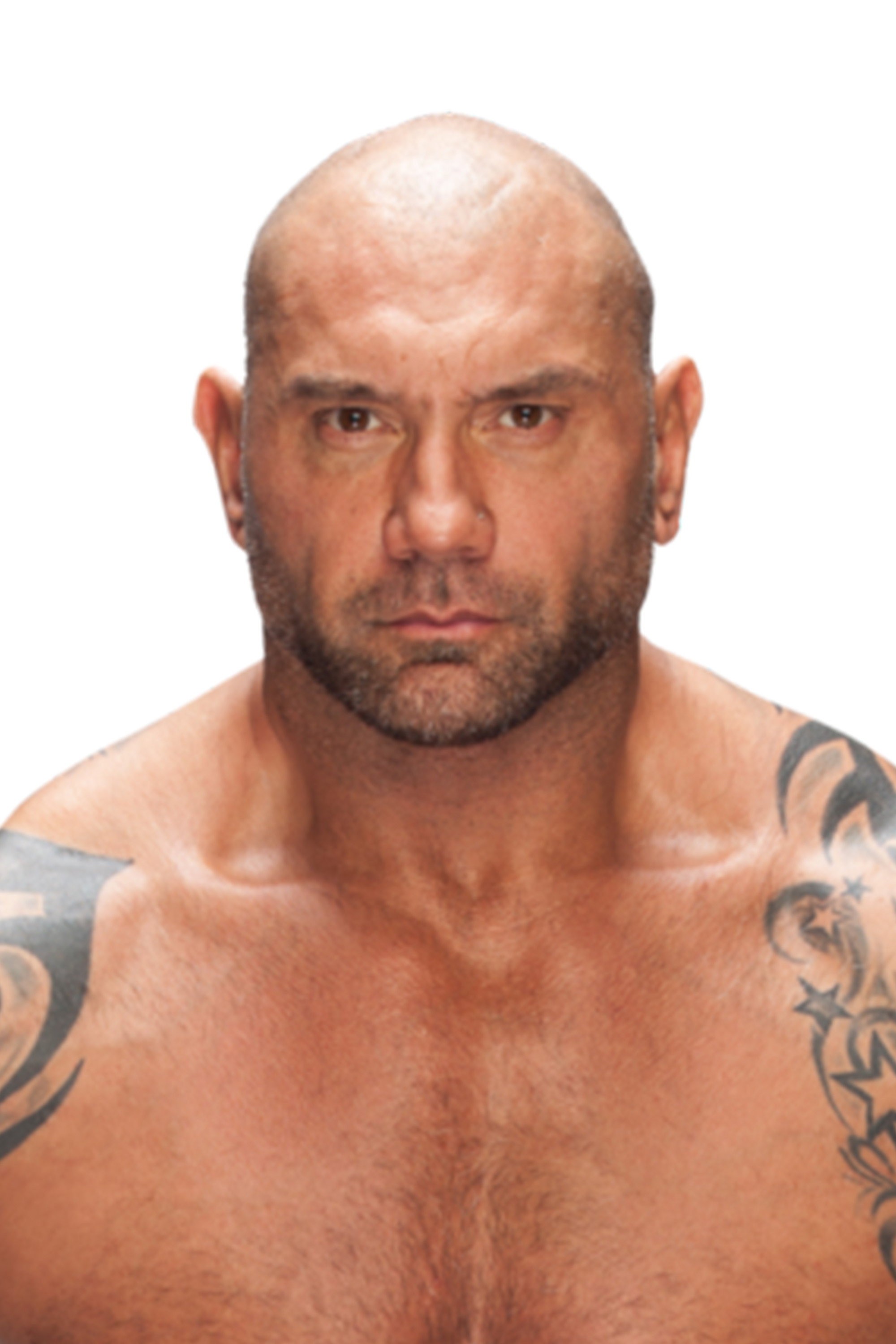 Retrato de estudio de Dave Bautista sobre fondo blanco, con la cabeza rapada y los tatuajes de los hombros a la vista