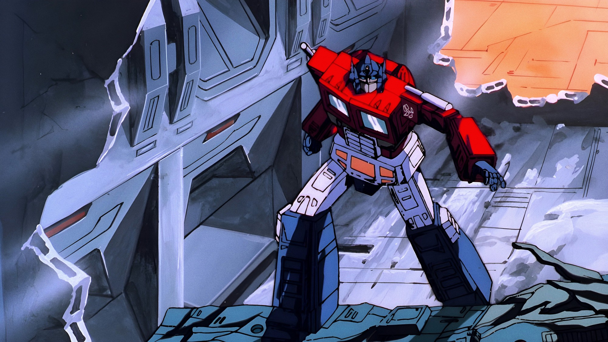 Optimus Prime en su diseño animado clásico de los años ochenta, de pie sobre una estructura metálica de Cybertron