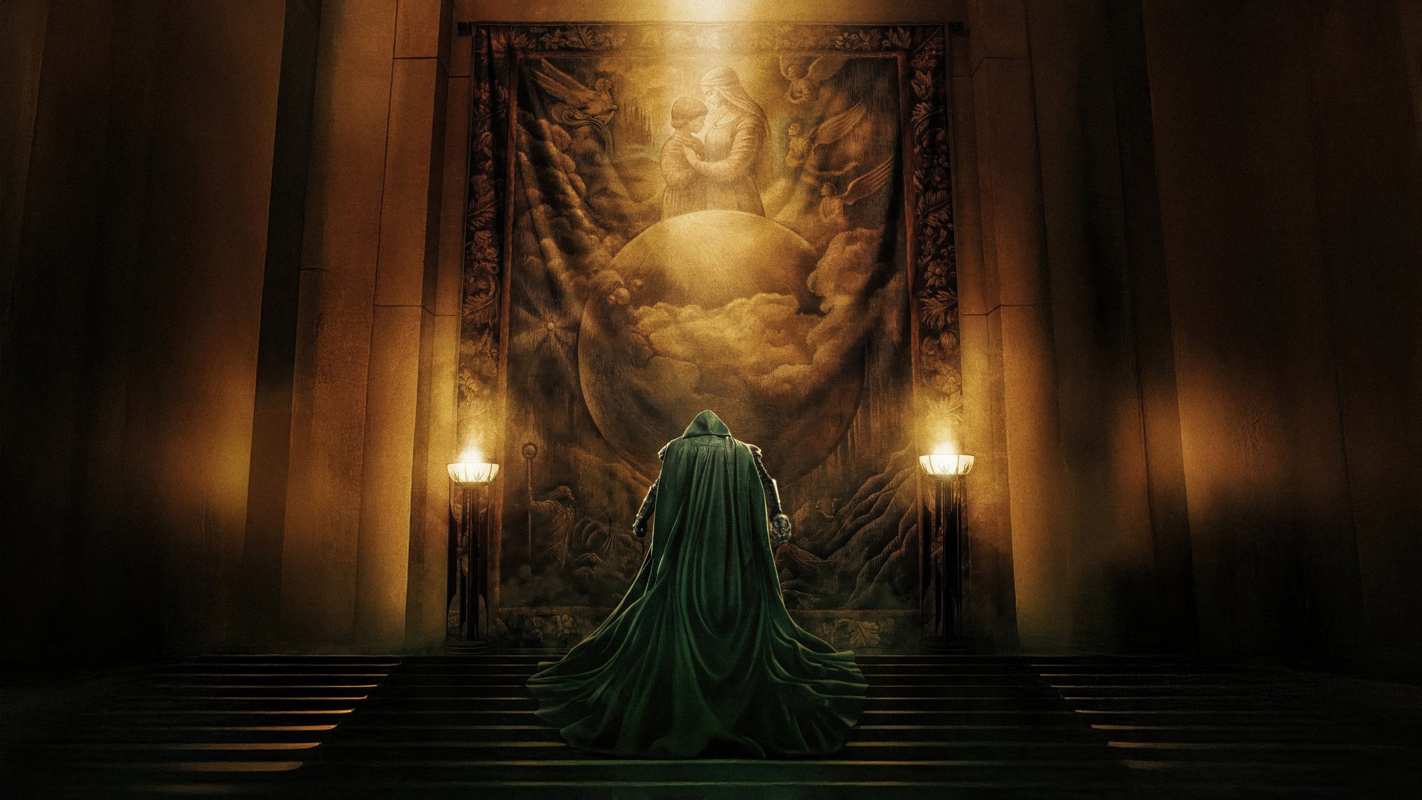 Figura encapuchada con capa verde arrodillada al pie de una escalinata frente a un enorme tapiz dorado iluminado por antorchas