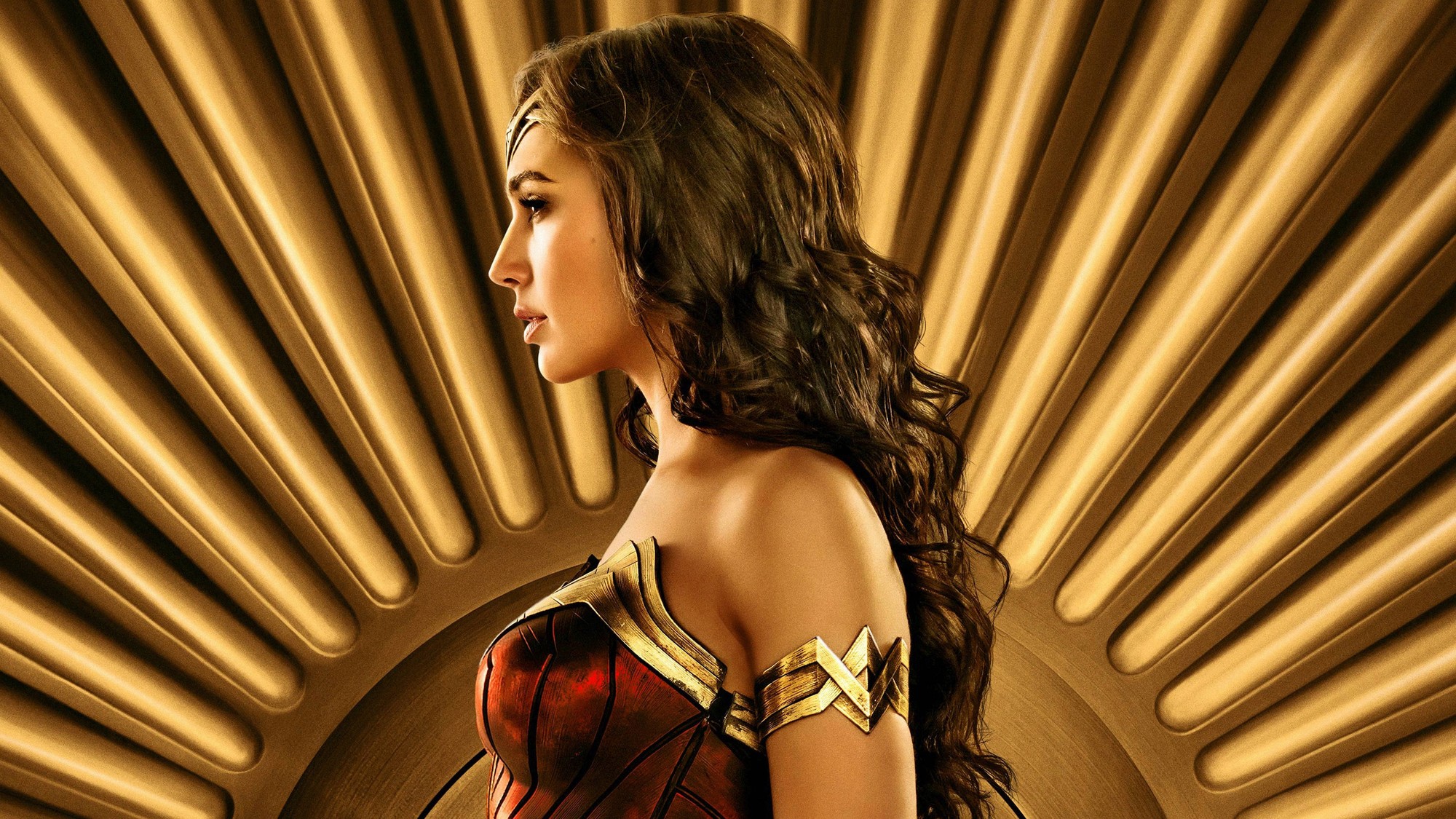 Gal Gadot de perfil como Diana Prince frente a un fondo dorado con forma de sol radiante en Wonder Woman