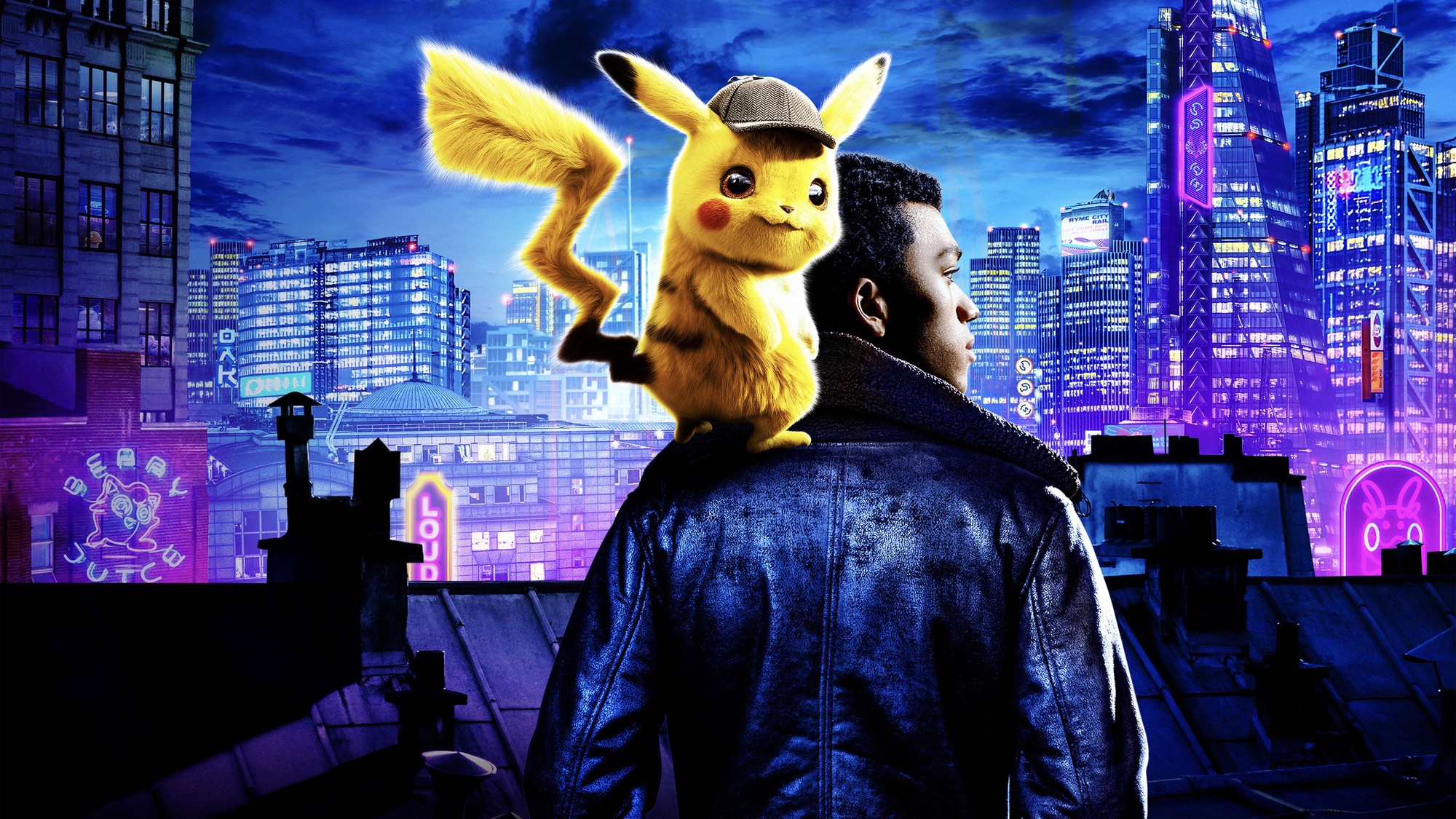 Pikachu con gorra de detective sobre el hombro de Tim Goodman, de espaldas frente al skyline iluminado de Ciudad Ryme