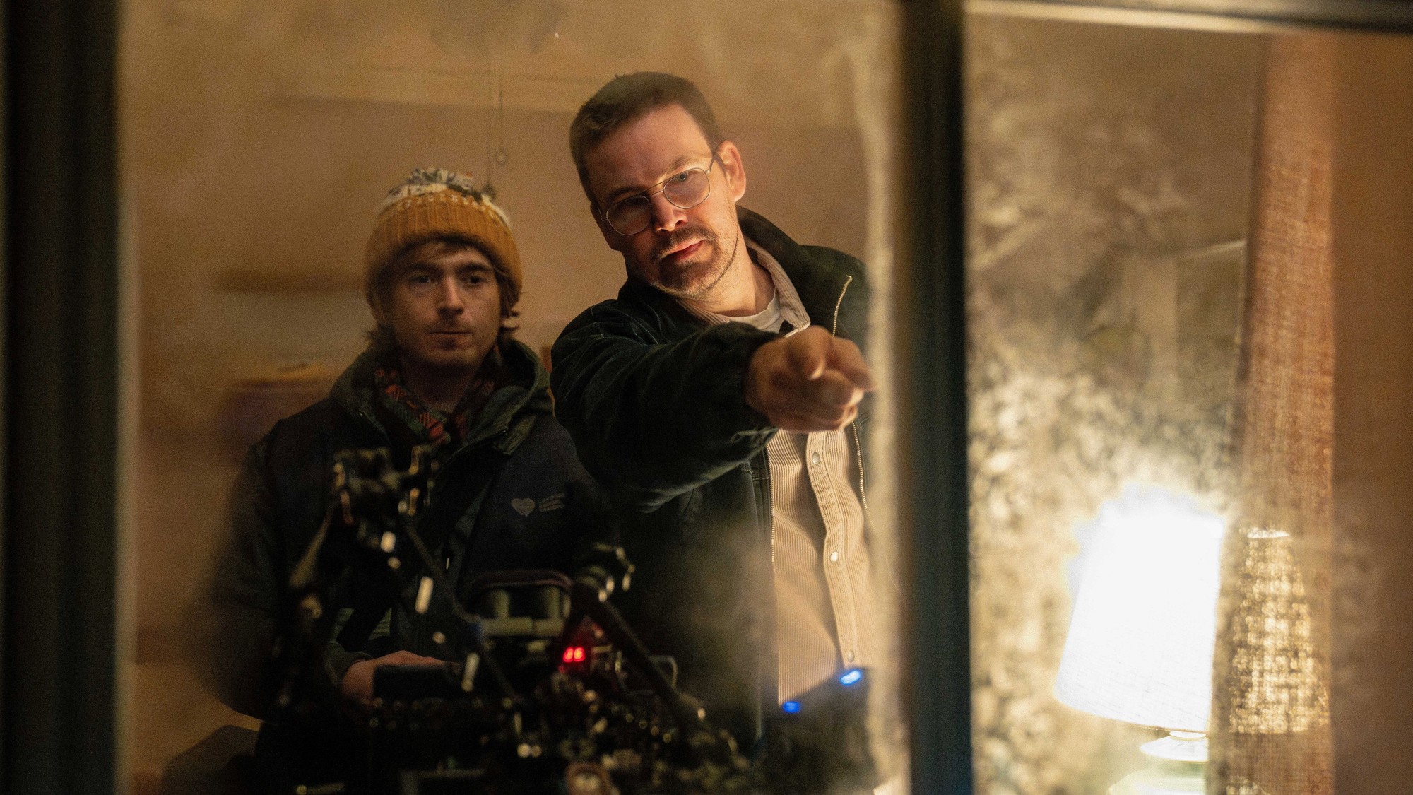 Zach Cregger da indicaciones detrás de la cámara junto a Austin Abrams durante el rodaje