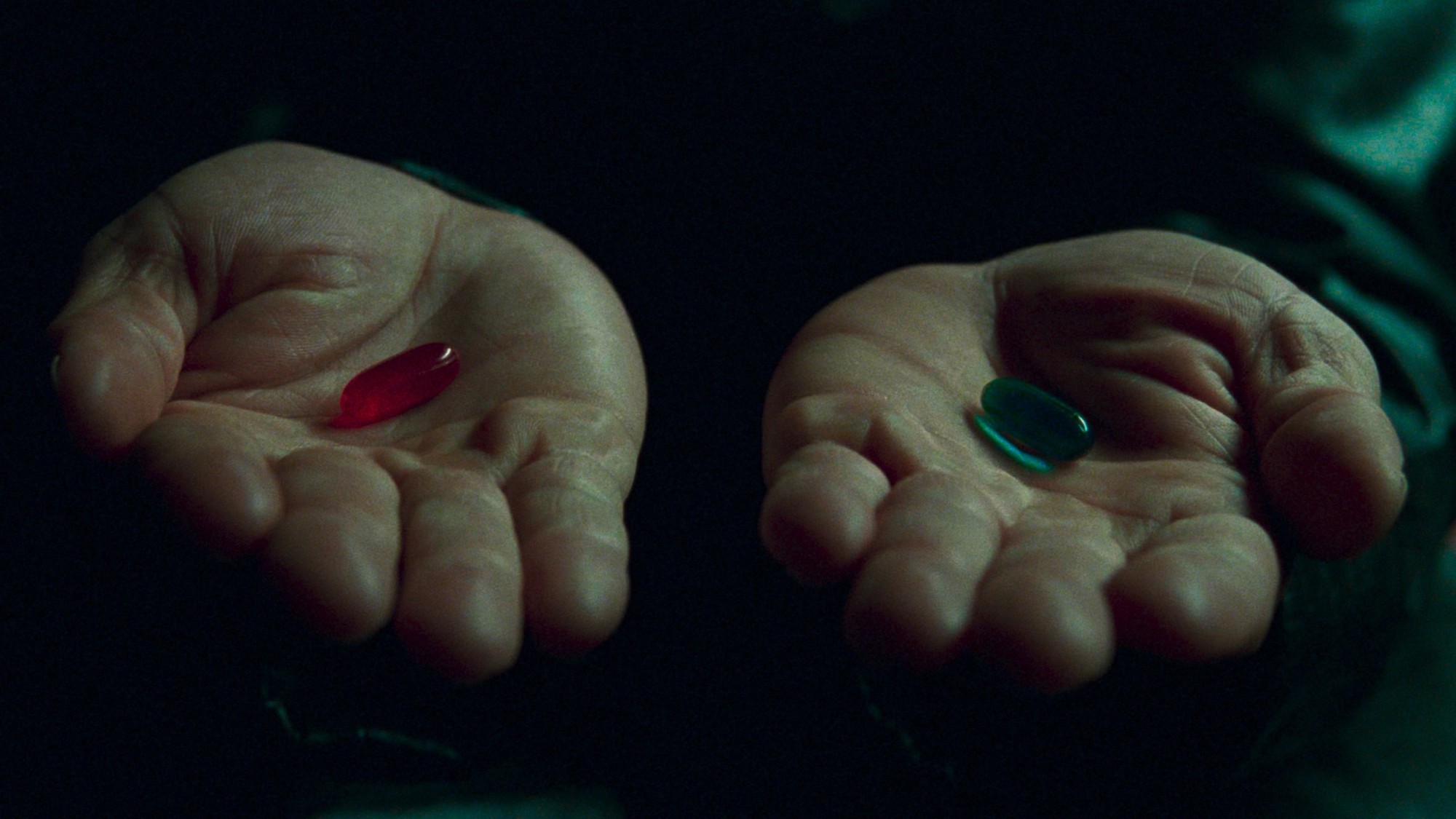 Dos manos abiertas sostienen la pastilla roja y la pastilla azul sobre un fondo oscuro