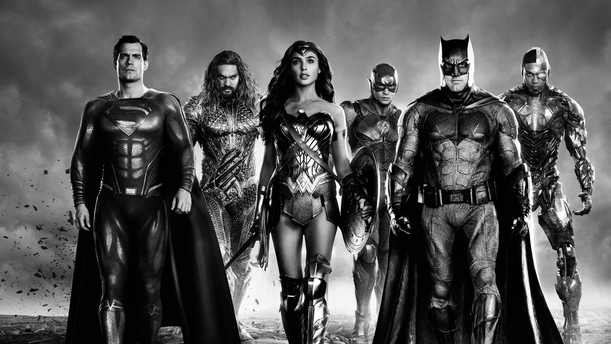 Superman, Aquaman, Mujer Maravilla, Flash, Batman y Cyborg de pie sobre un terreno en ruinas, en una imagen en blanco y negro de la Liga de la Justicia de Zack Snyder