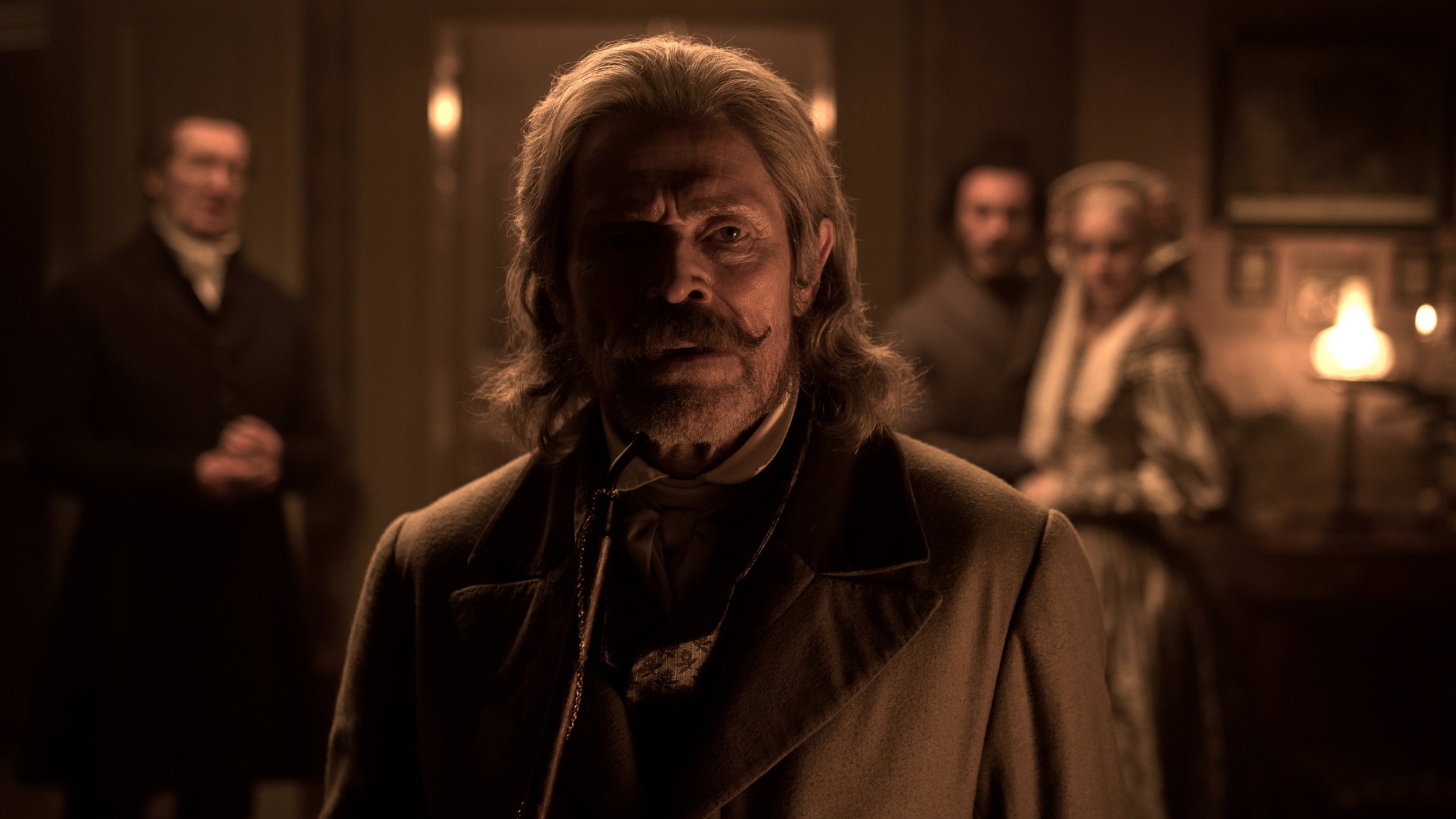 Willem Dafoe con el cabello encanecido y abrigo de época, iluminado por lámparas de aceite en un salón del siglo XIX en Nosferatu
