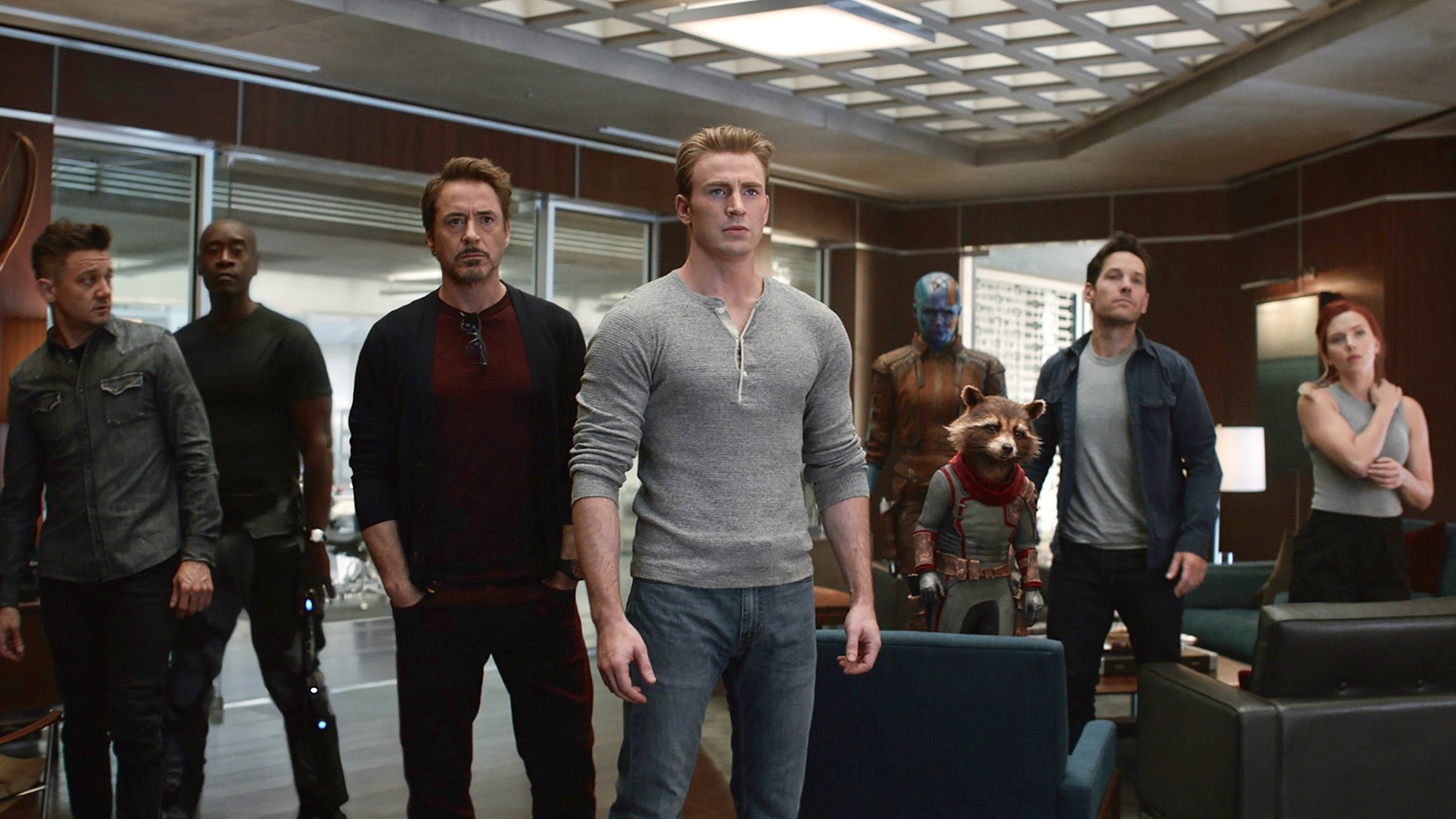 El equipo de los Vengadores reunido de pie en una sala del complejo, con Ojo de Halcón, War Machine, Tony Stark, Steve Rogers, Nebula, Rocket, Ant-Man y Viuda Negra