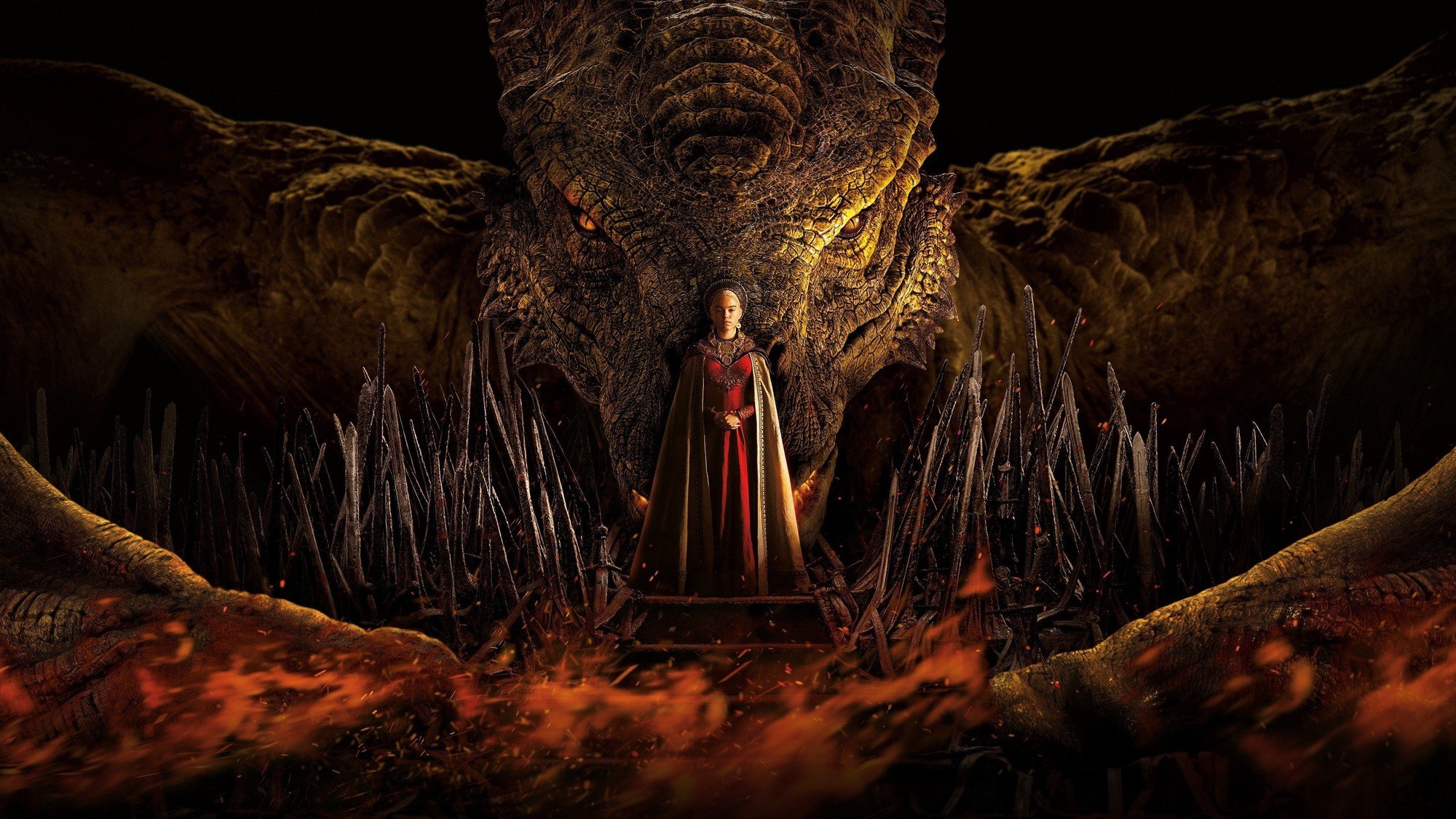 Mujer Targaryen de capa roja de pie sobre una plataforma, rodeada por las fauces y las alas abiertas de un dragón colosal