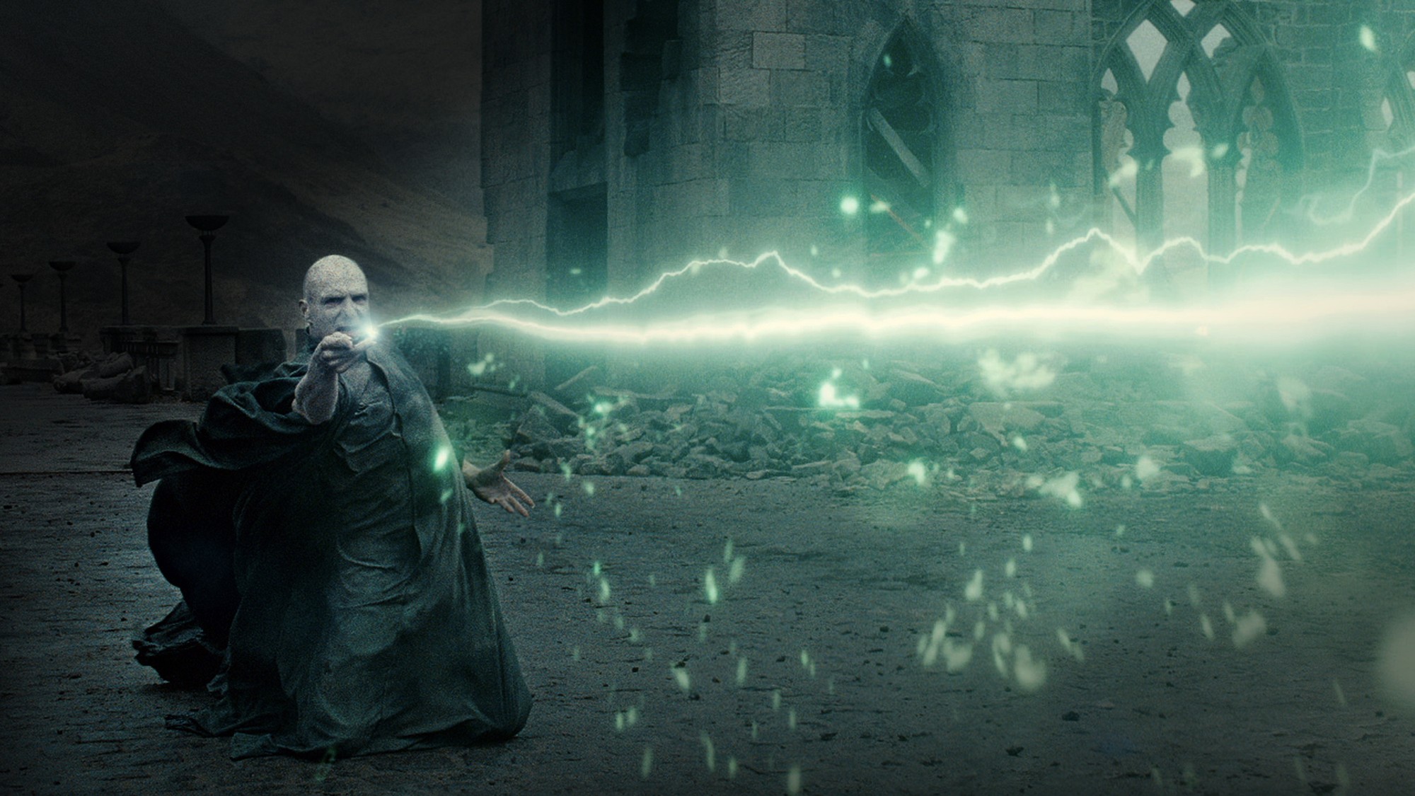 Lord Voldemort lanza un hechizo de luz verde entre las ruinas de Hogwarts en Harry Potter y las Reliquias de la Muerte - Parte 2
