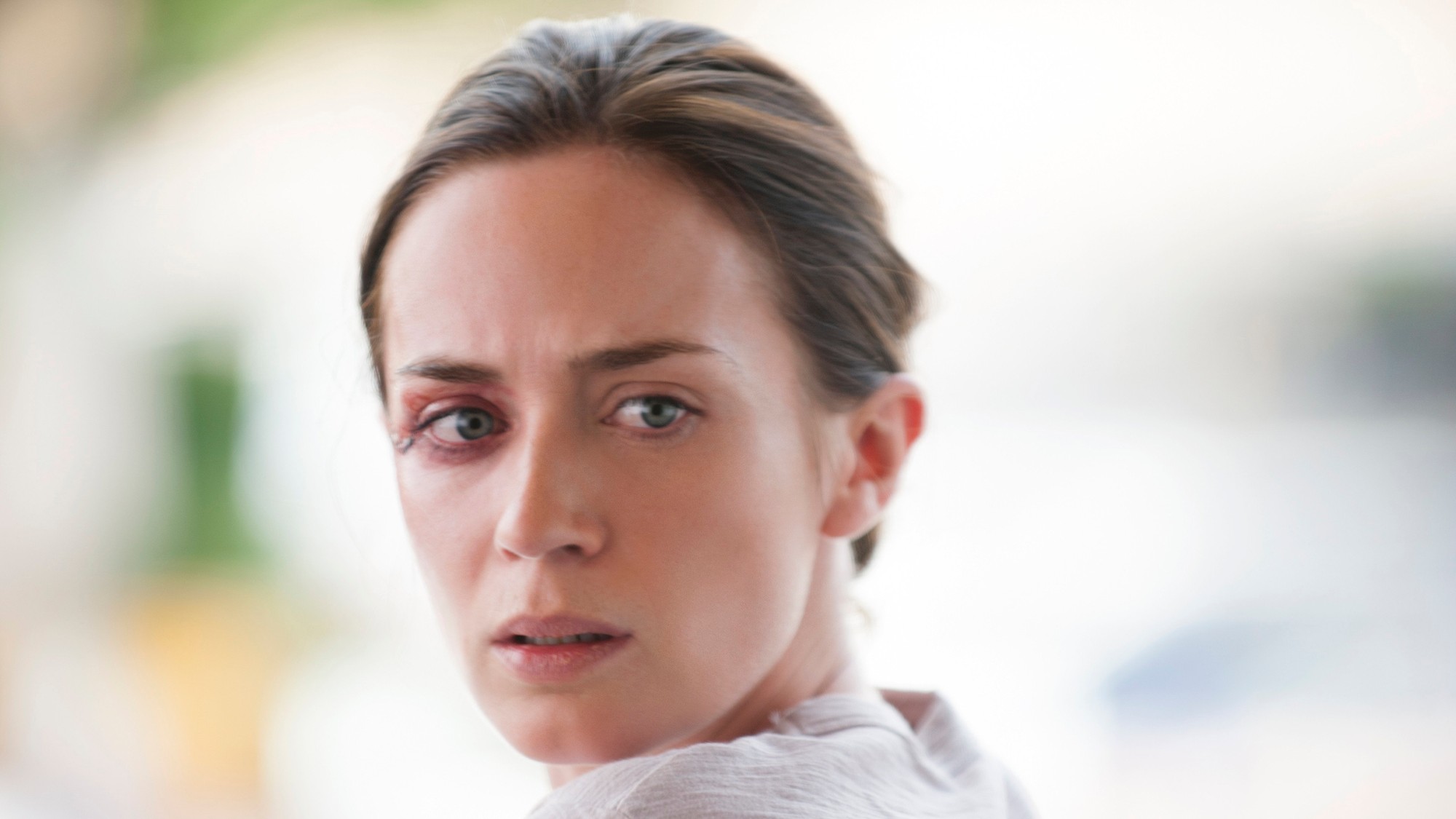 Primer plano de Emily Blunt como la agente Kate Macer, con gesto tenso y la mirada fija fuera de cuadro