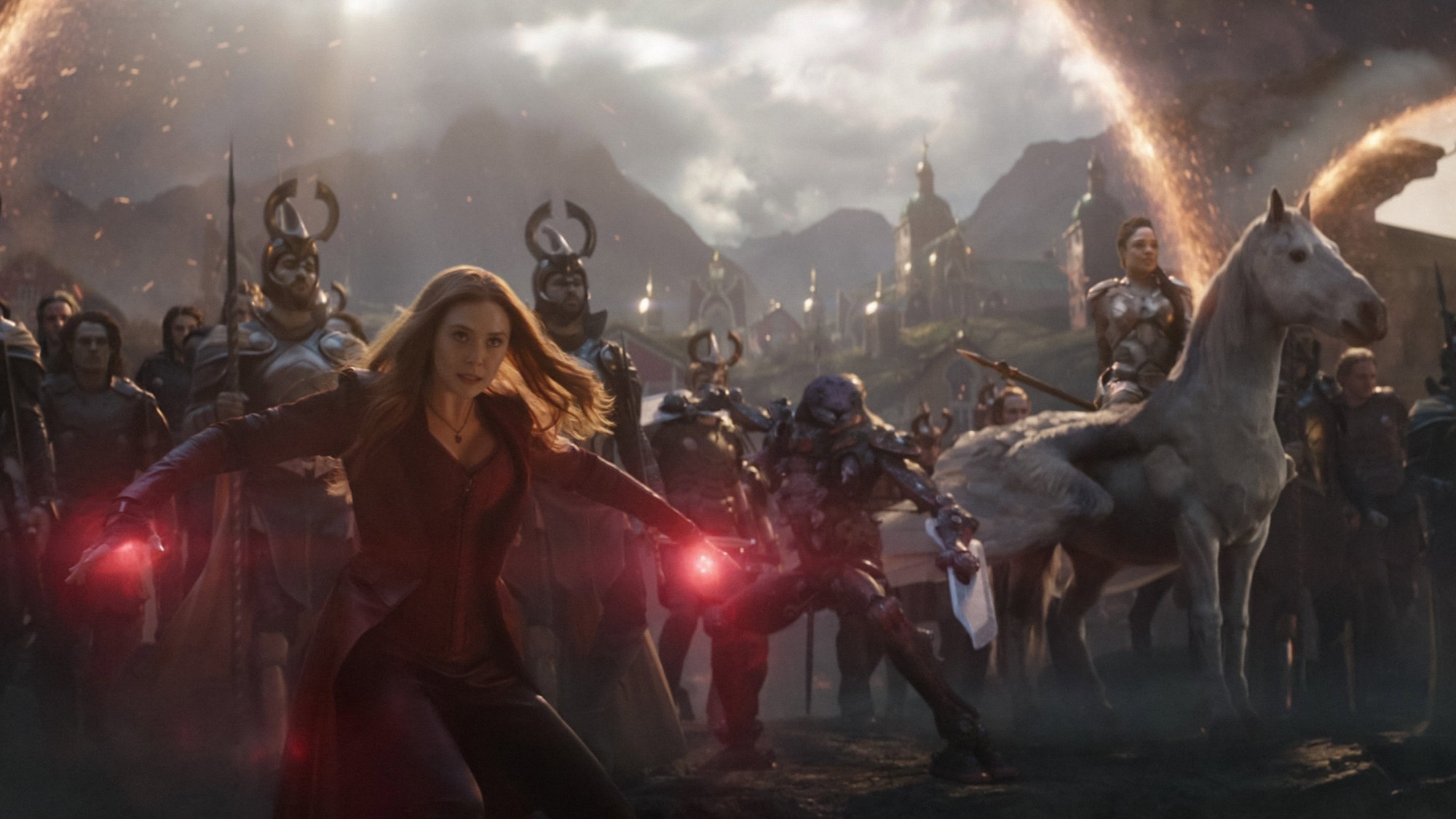 Wanda Maximoff con las manos envueltas en energía roja, al frente de los guerreros asgardianos y Valquiria en la batalla final de Avengers: Endgame