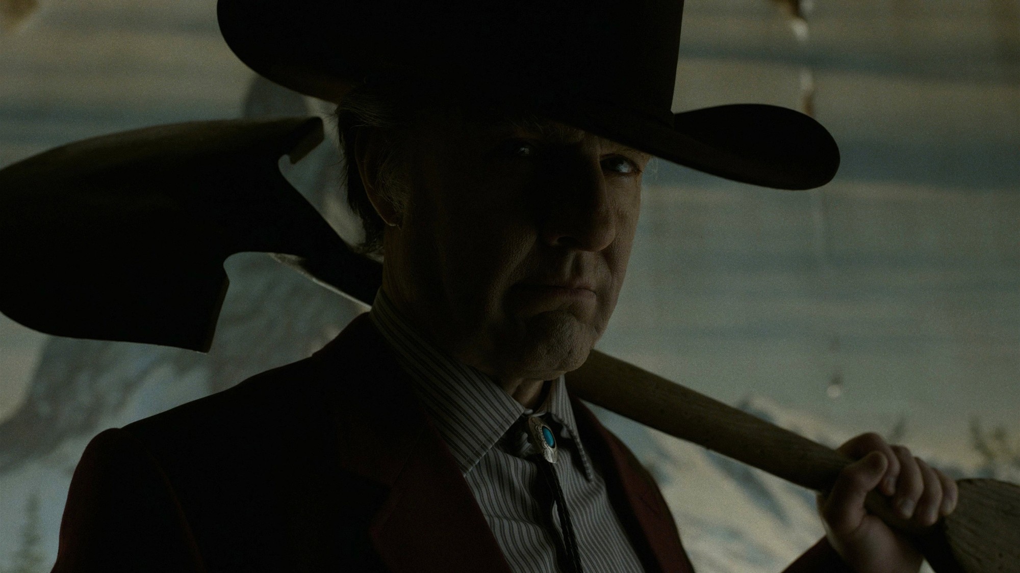 Tom Cruise en penumbra, con sombrero de vaquero y una pala al hombro, en una escena de Digger
