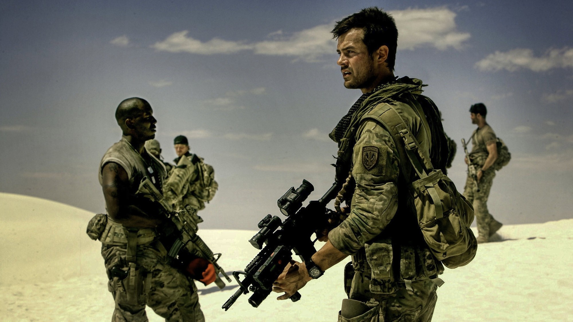 Soldados estadounidenses armados en un desierto de arena blanca en una escena de Transformers de 2007