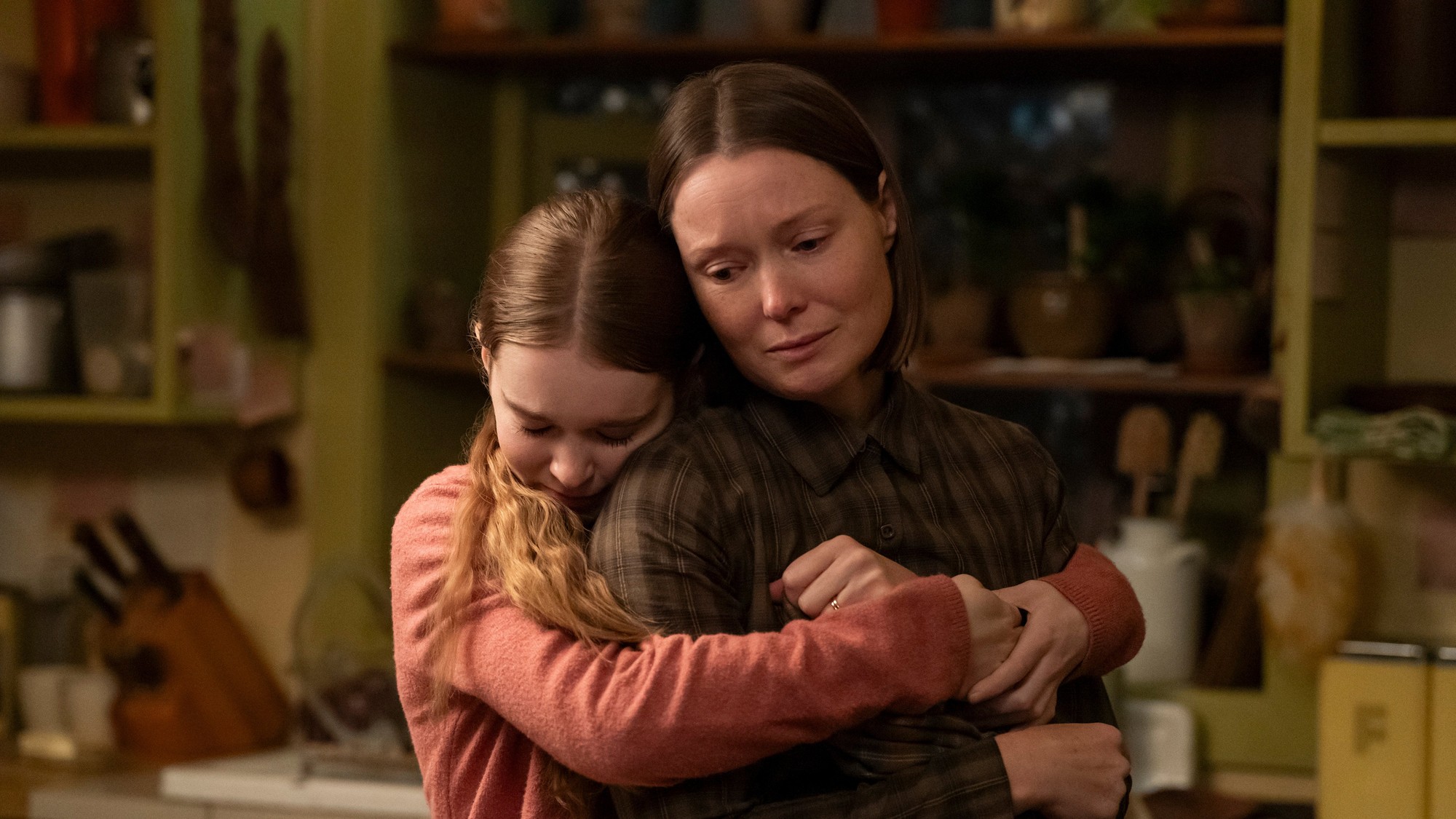 Carrie abraza a su madre Margaret en la cocina de su casa en una escena de la serie