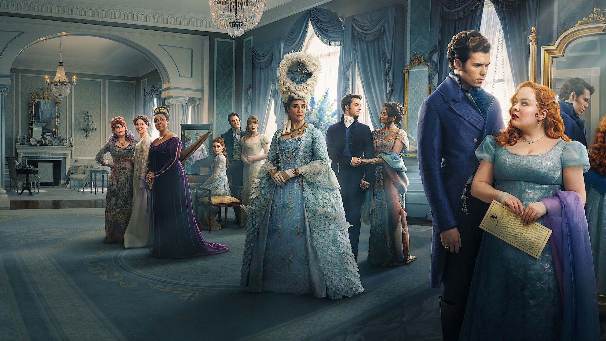 Personajes de Los Bridgerton reunidos alrededor de la reina Carlota en un elegante salón azul