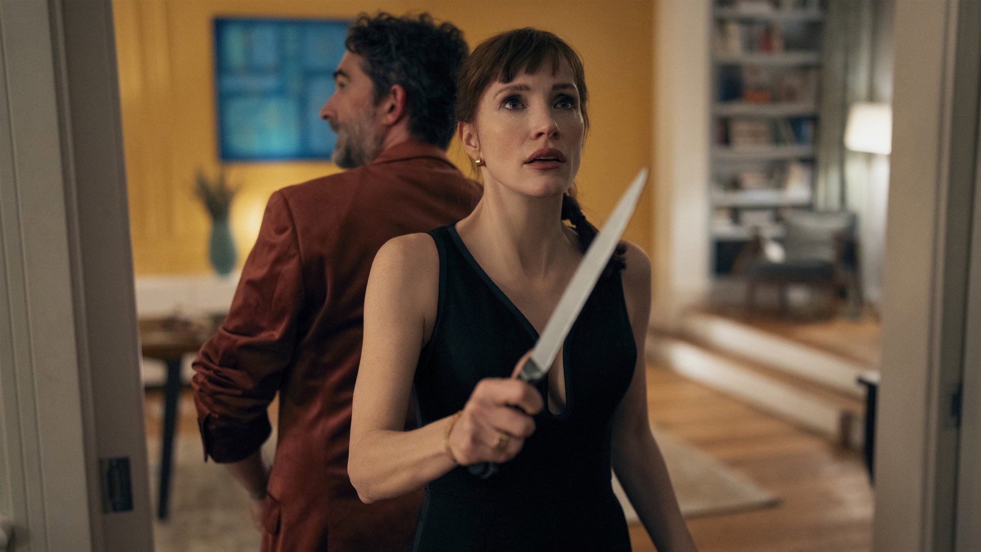 Jessica Chastain empuña un cuchillo en el pasillo de una casa en una escena de Other Mommy
