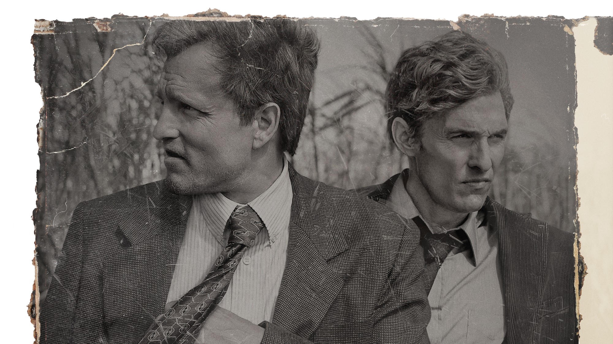 Woody Harrelson y Matthew McConaughey en una imagen en blanco y negro de la primera temporada de True Detective