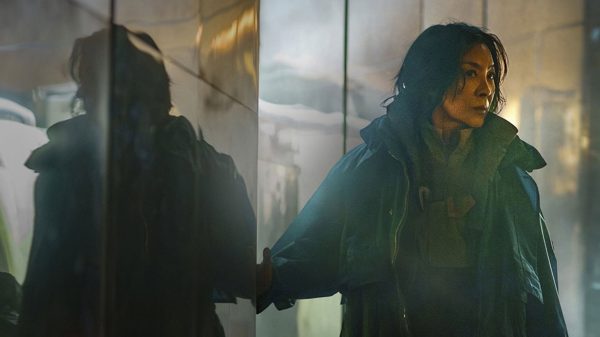 Michelle Yeoh como la replicante Olwen junto a una pared de metal en Blade Runner 2099