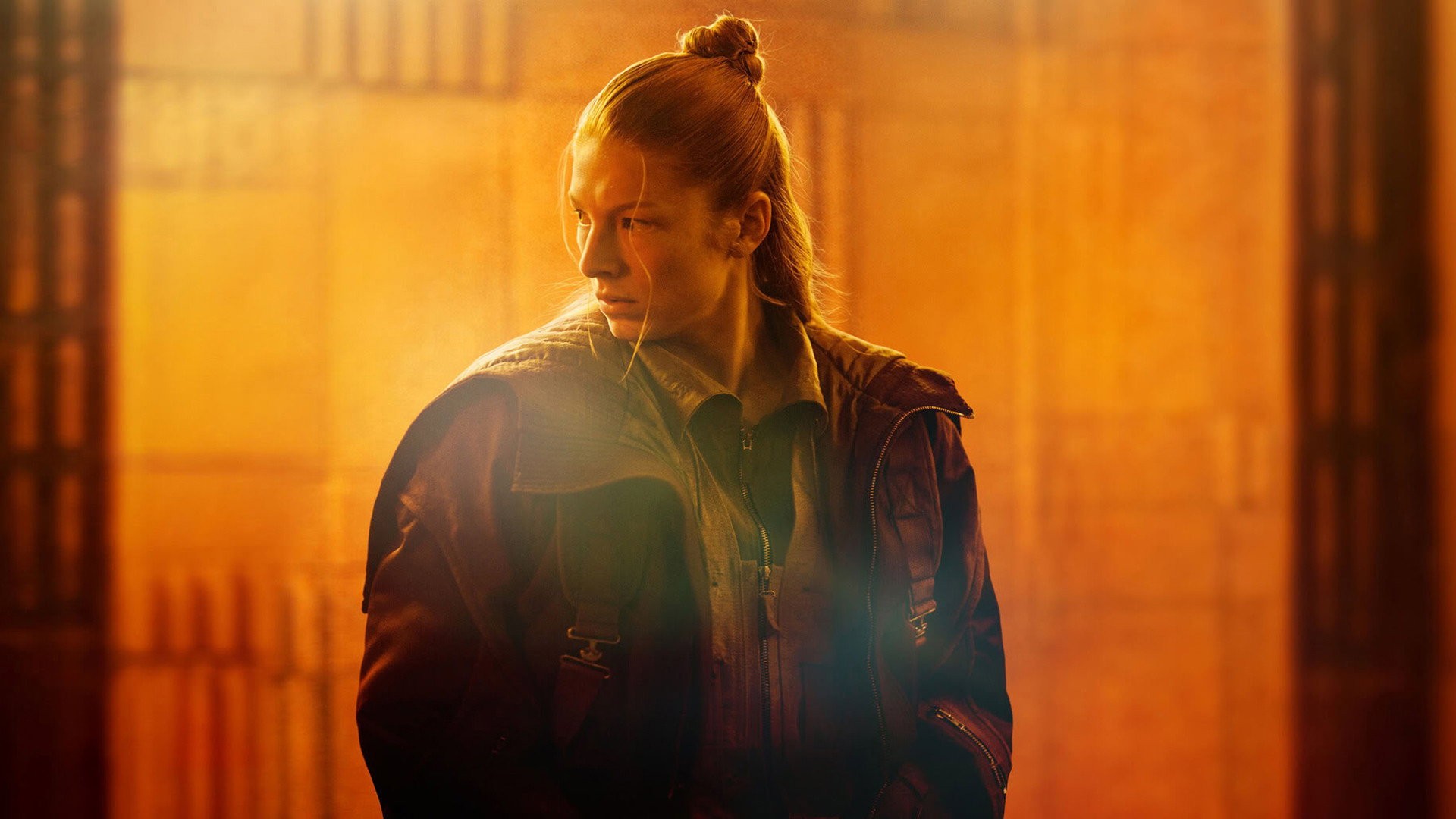 Hunter Schafer como Cora con luz anaranjada a su alrededor en Blade Runner 2099