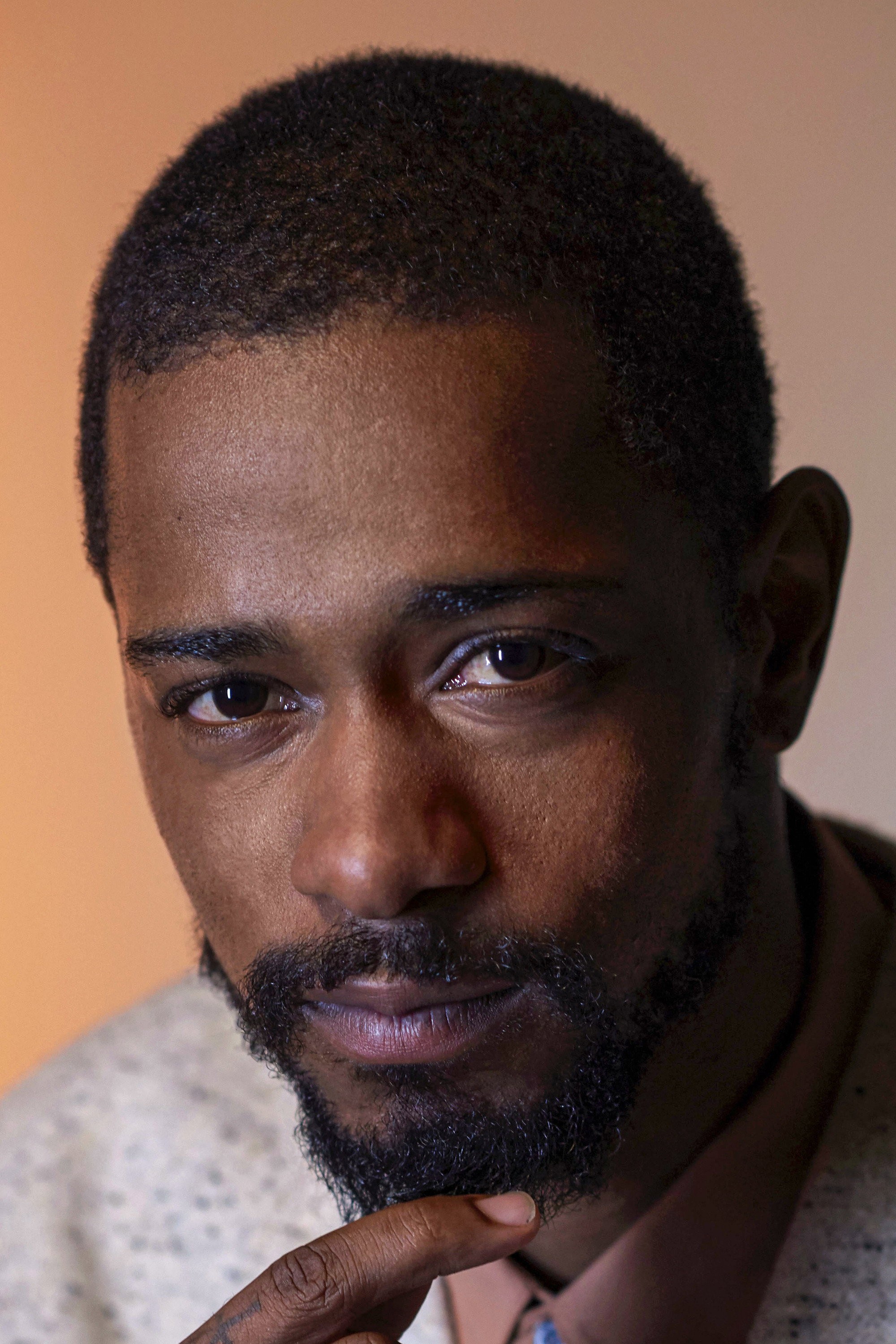 Retrato de LaKeith Stanfield, protagonista de Molepeople, con la mano en el mentón