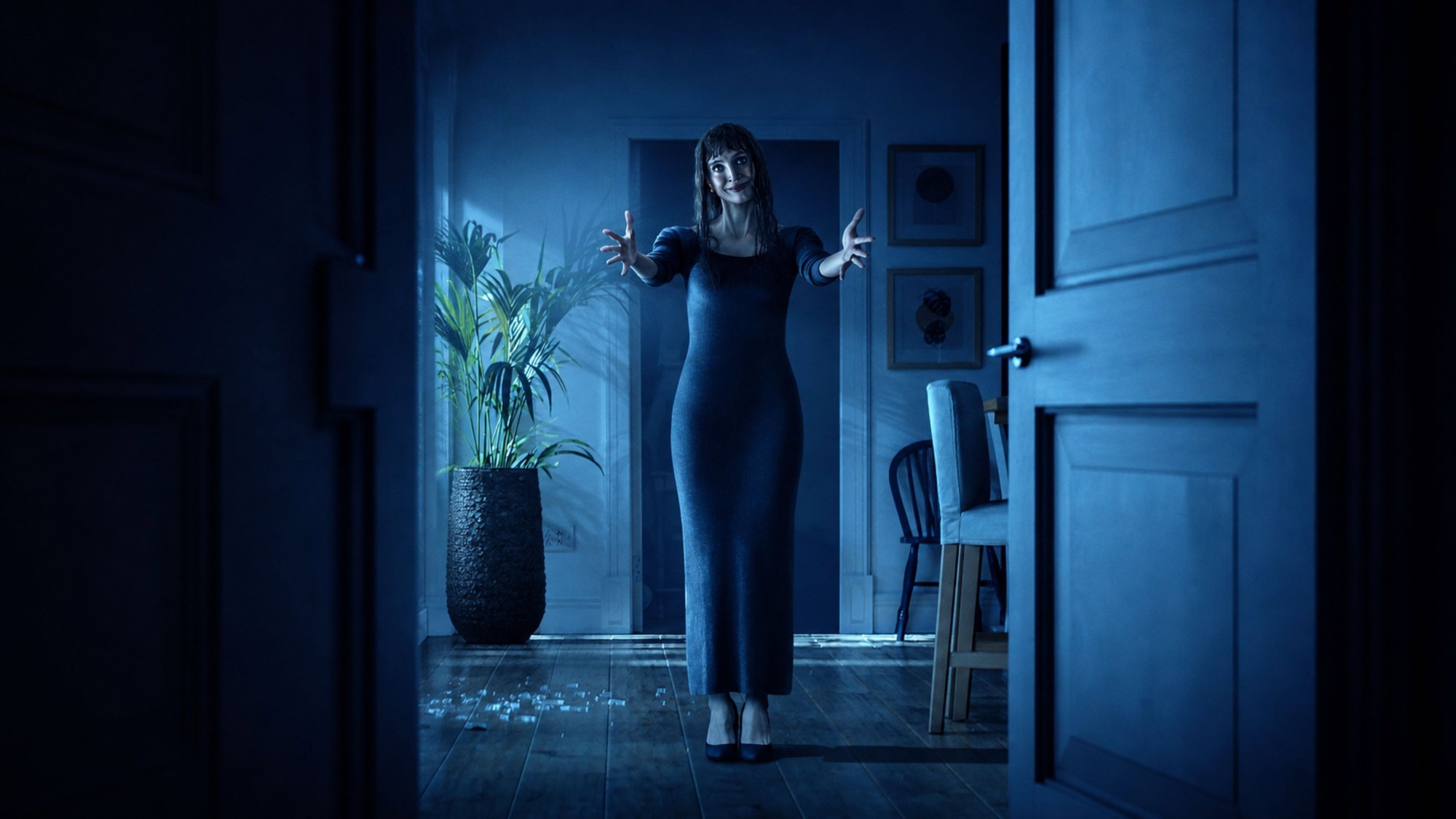 Jessica Chastain abre los brazos en el pasillo de una casa a oscuras en una escena de Other Mommy