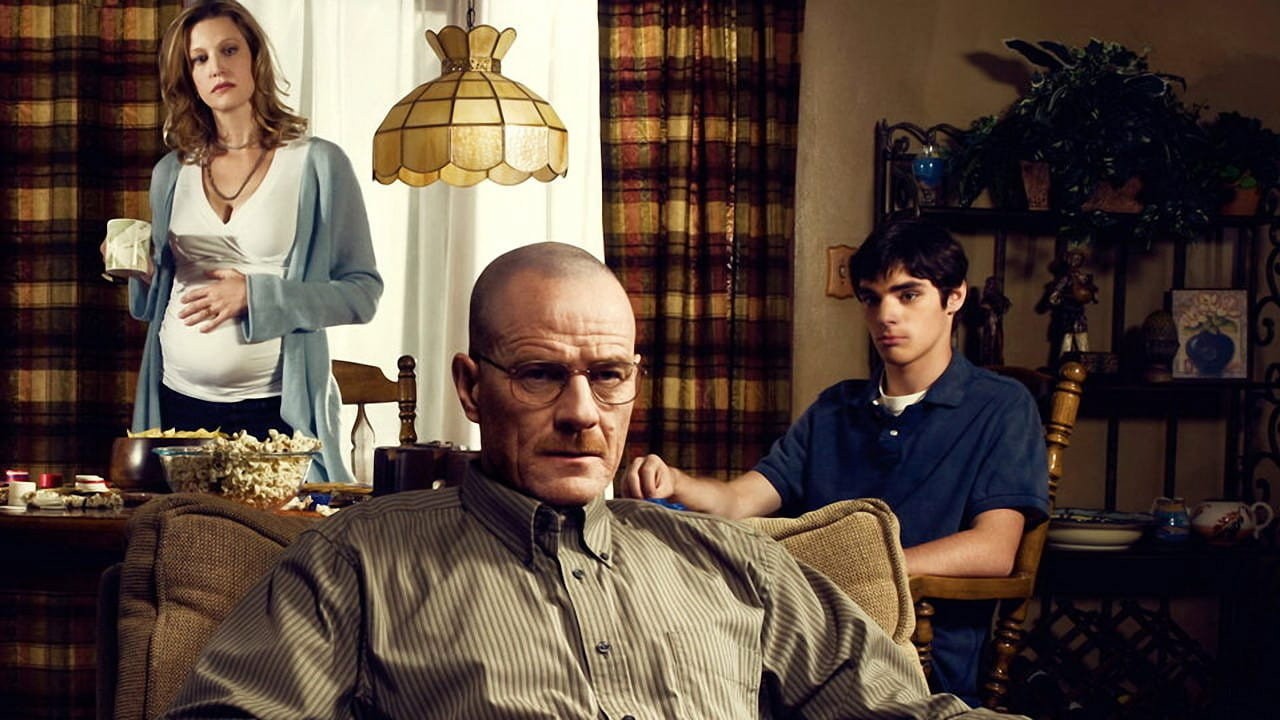 RJ Mitte como Walter White Jr. junto a Bryan Cranston y Anna Gunn en la sala de la familia White en Breaking Bad
