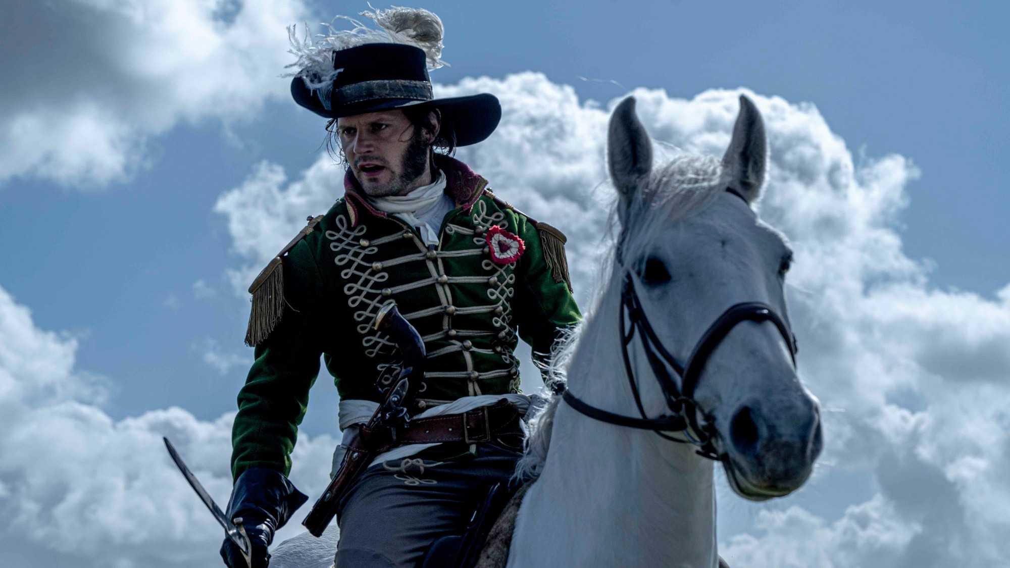 Un jinete con uniforme verde y sombrero de plumas cabalga un caballo blanco en Vaincre ou mourir, de Paul Mignot