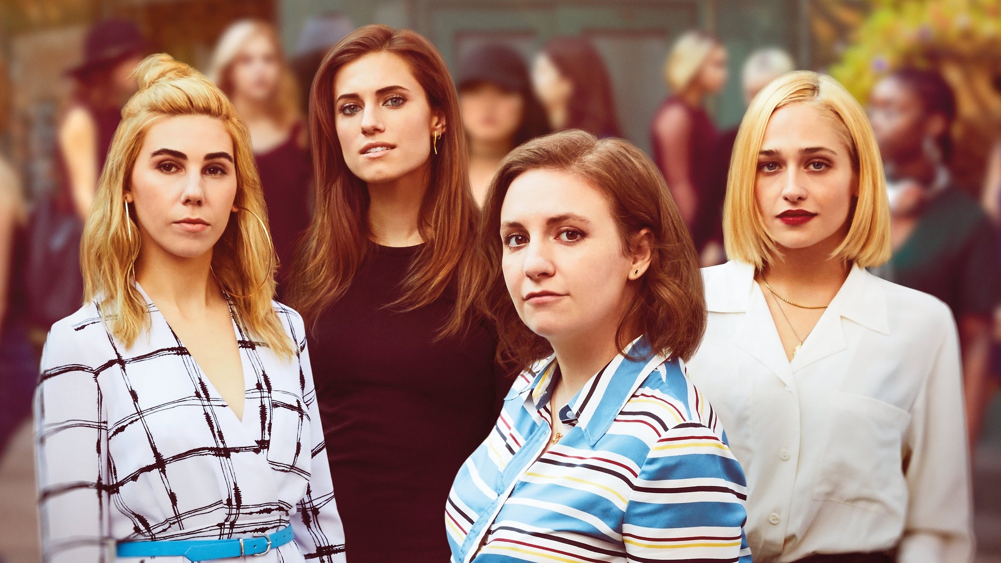 Zosia Mamet, Allison Williams, Lena Dunham y Jemima Kirke de pie en una calle concurrida, en una imagen promocional de Girls