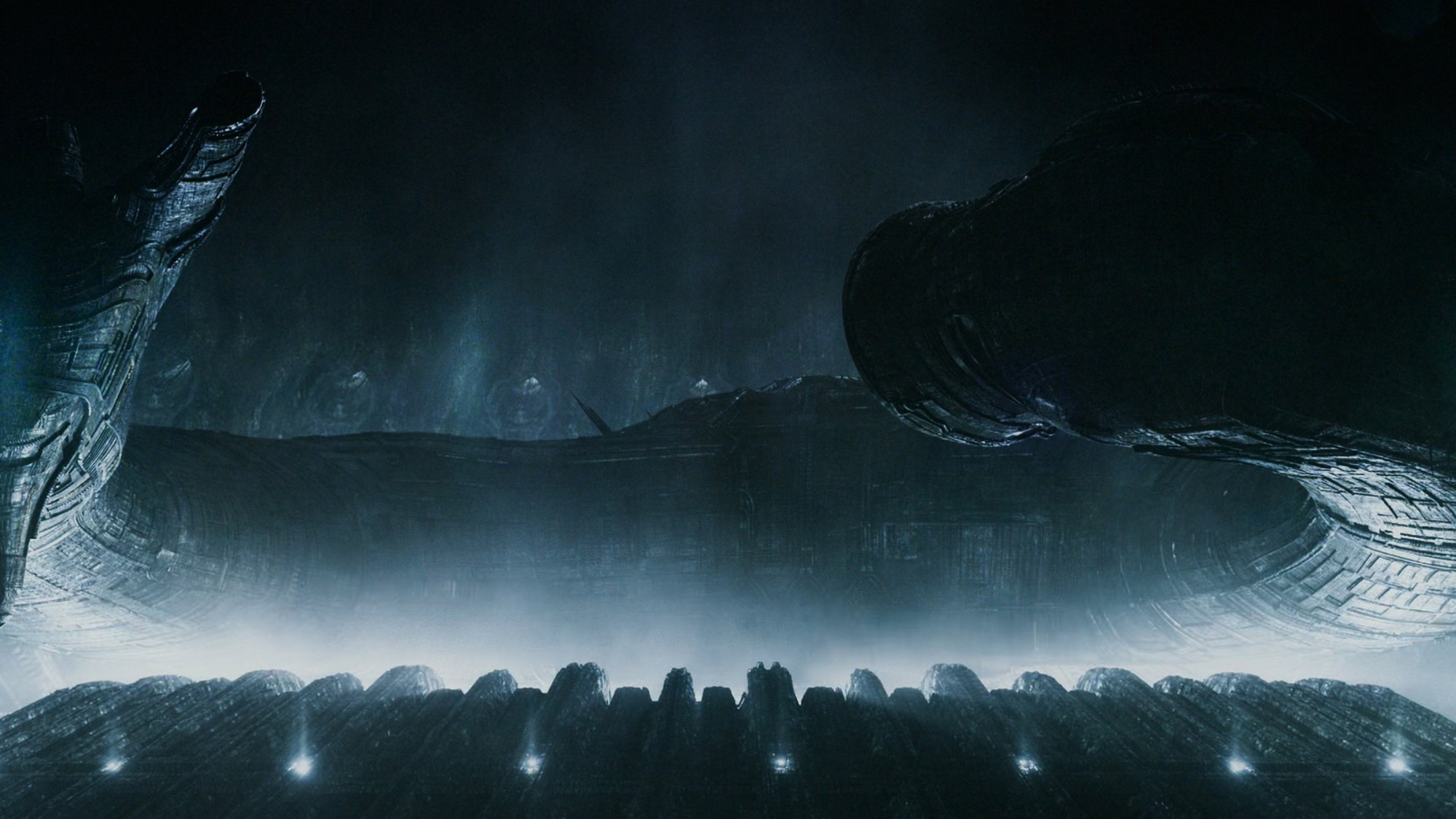 Las naves de los Ingenieros descansan en un hangar oscuro y cubierto de niebla en Prometheus