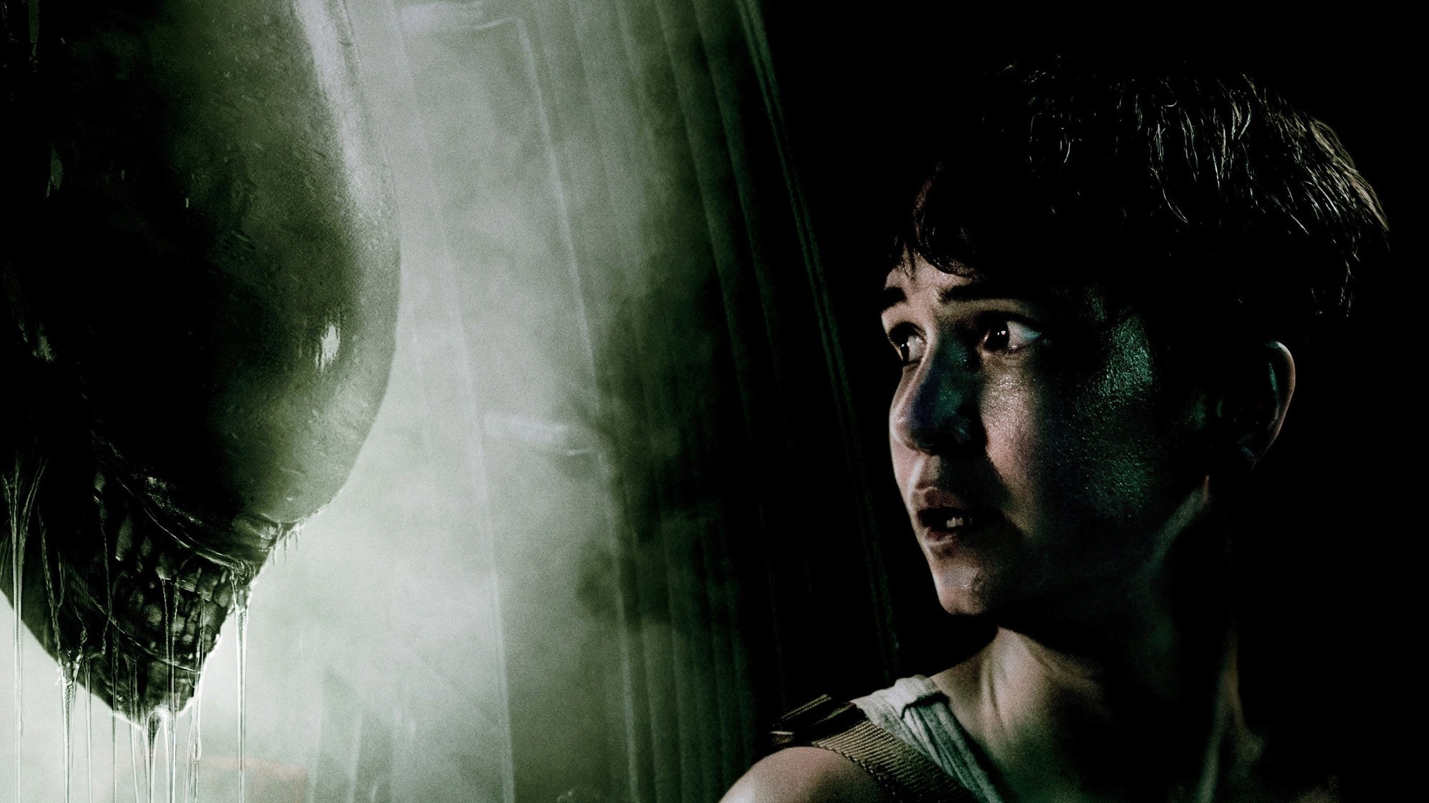 Daniels, aterrada, mira de reojo a un xenomorfo que acecha entre la niebla en Alien: Covenant