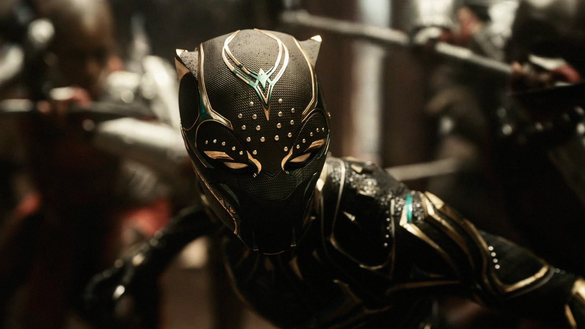 Primer plano de Black Panther con su traje negro con detalles dorados y verdes en plena acción
