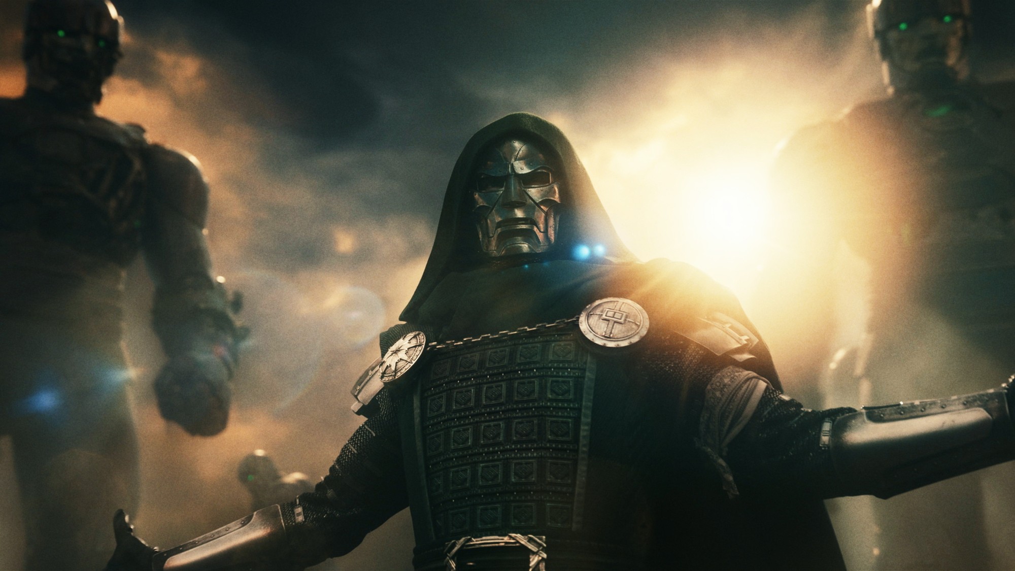 El Doctor Doom con máscara metálica y capucha verde extiende los brazos ante un cielo nublado iluminado por el sol