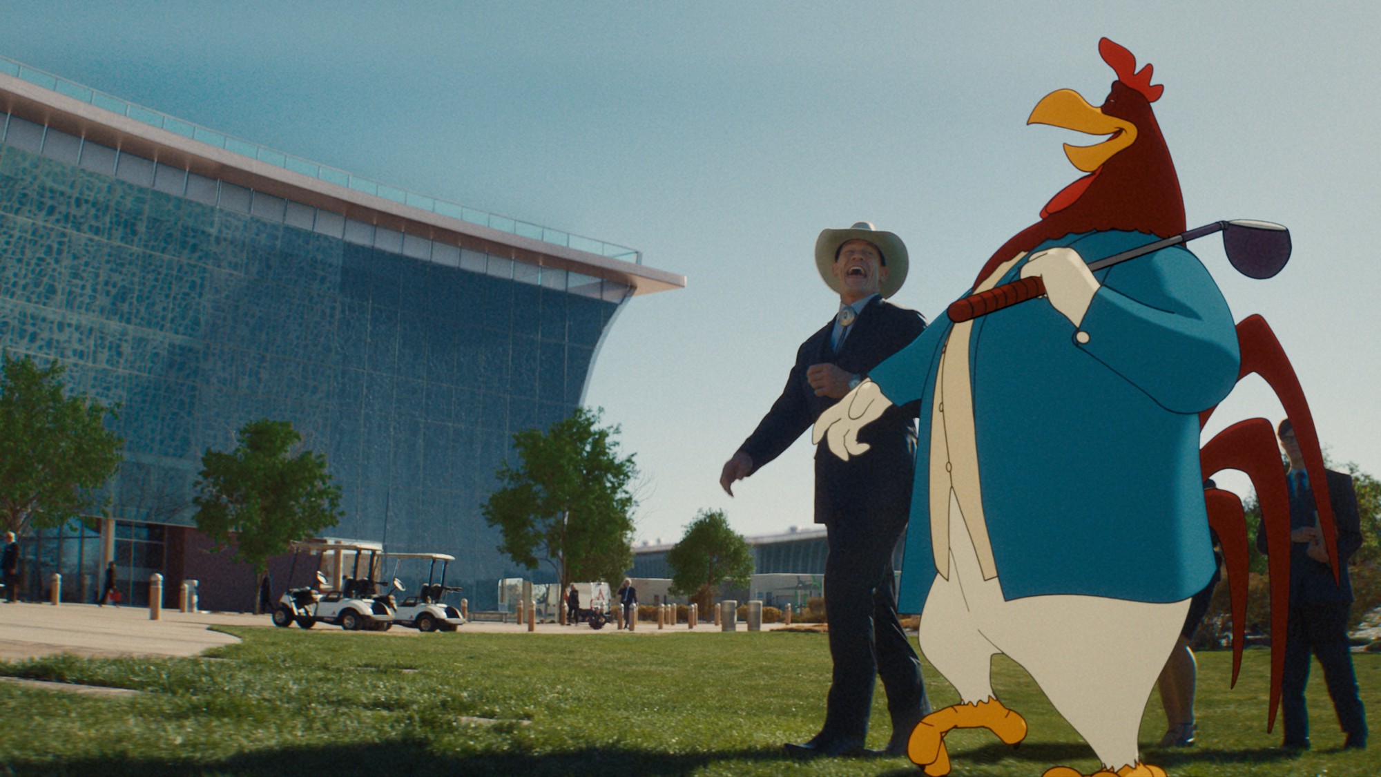 Foghorn Leghorn con un palo de golf al hombro junto a John Cena frente a un edificio corporativo en Coyote vs. Acme