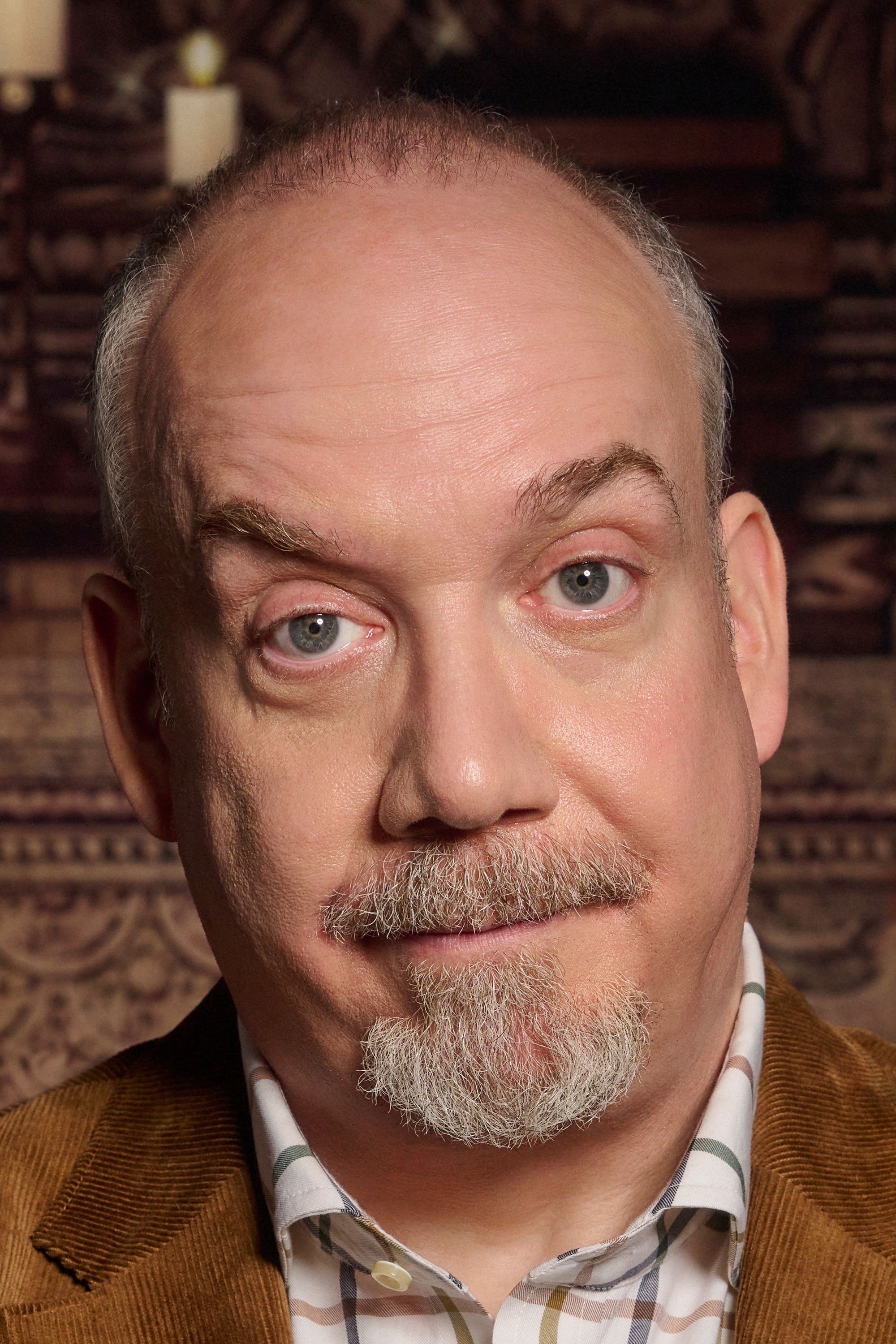 Primer plano del actor Paul Giamatti, con perilla canosa y saco de pana marrón