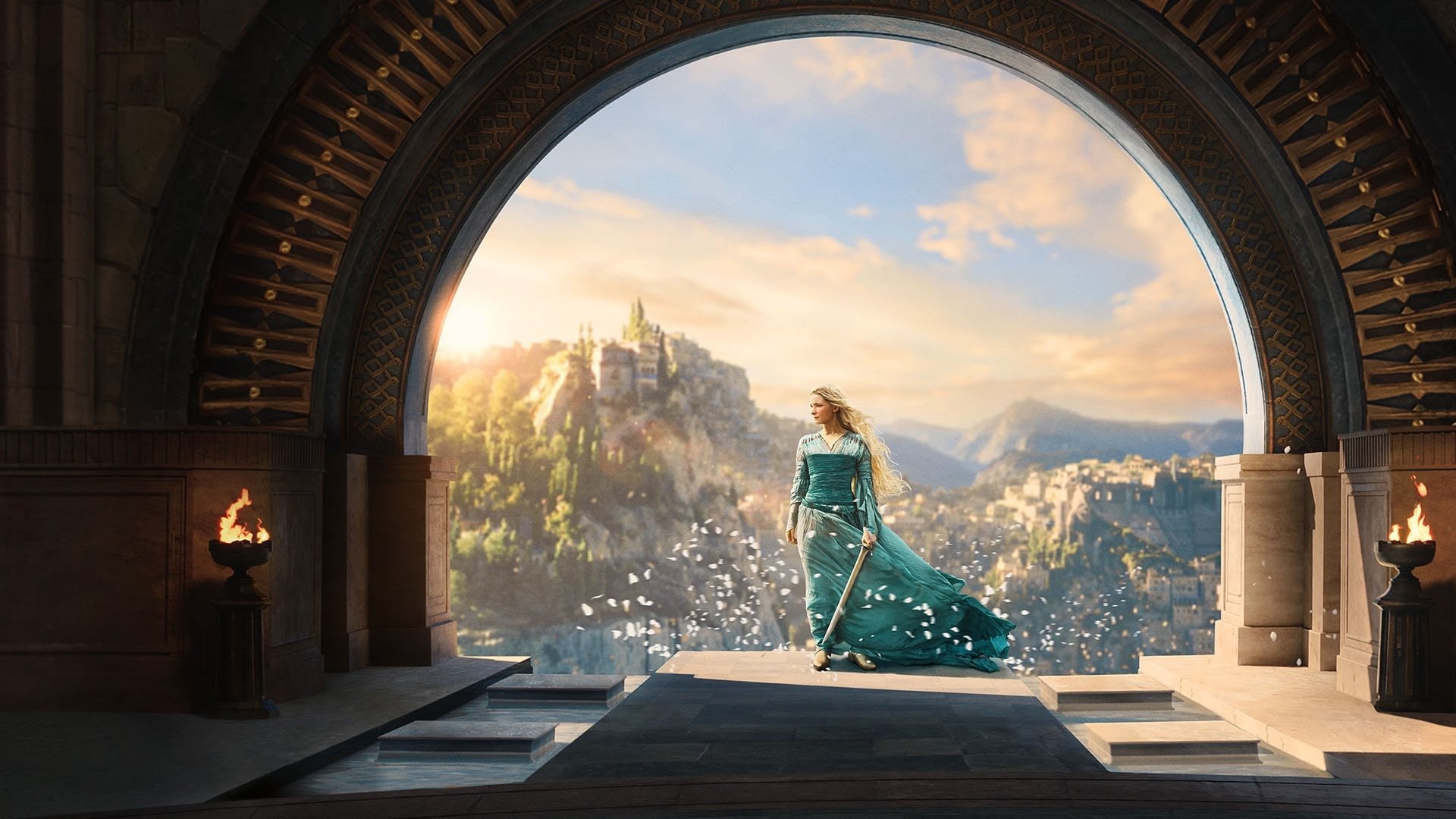 Galadriel con vestido verde y espada camina bajo un gran arco de piedra con una ciudad élfica al fondo