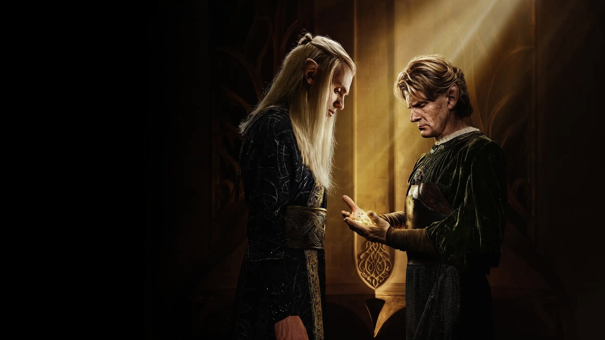 Charlie Vickers como Annatar junto a Celebrimbor, que sostiene un anillo dorado bajo un haz de luz