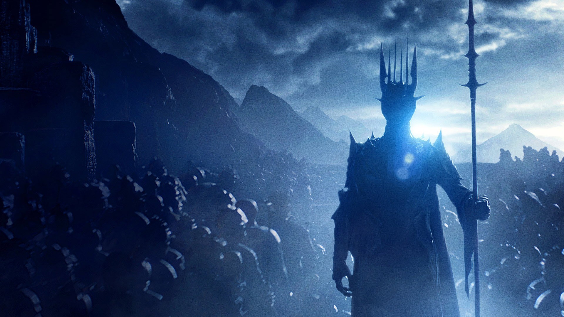 Sauron con su corona de púas y una lanza al frente de un ejército de orcos bajo un cielo azul tormentoso